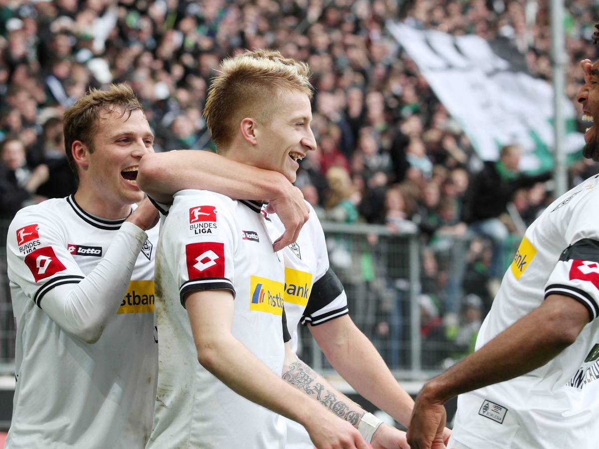 Tony Jantschke, Marco Reus und Dante bejubeln ein Tor.