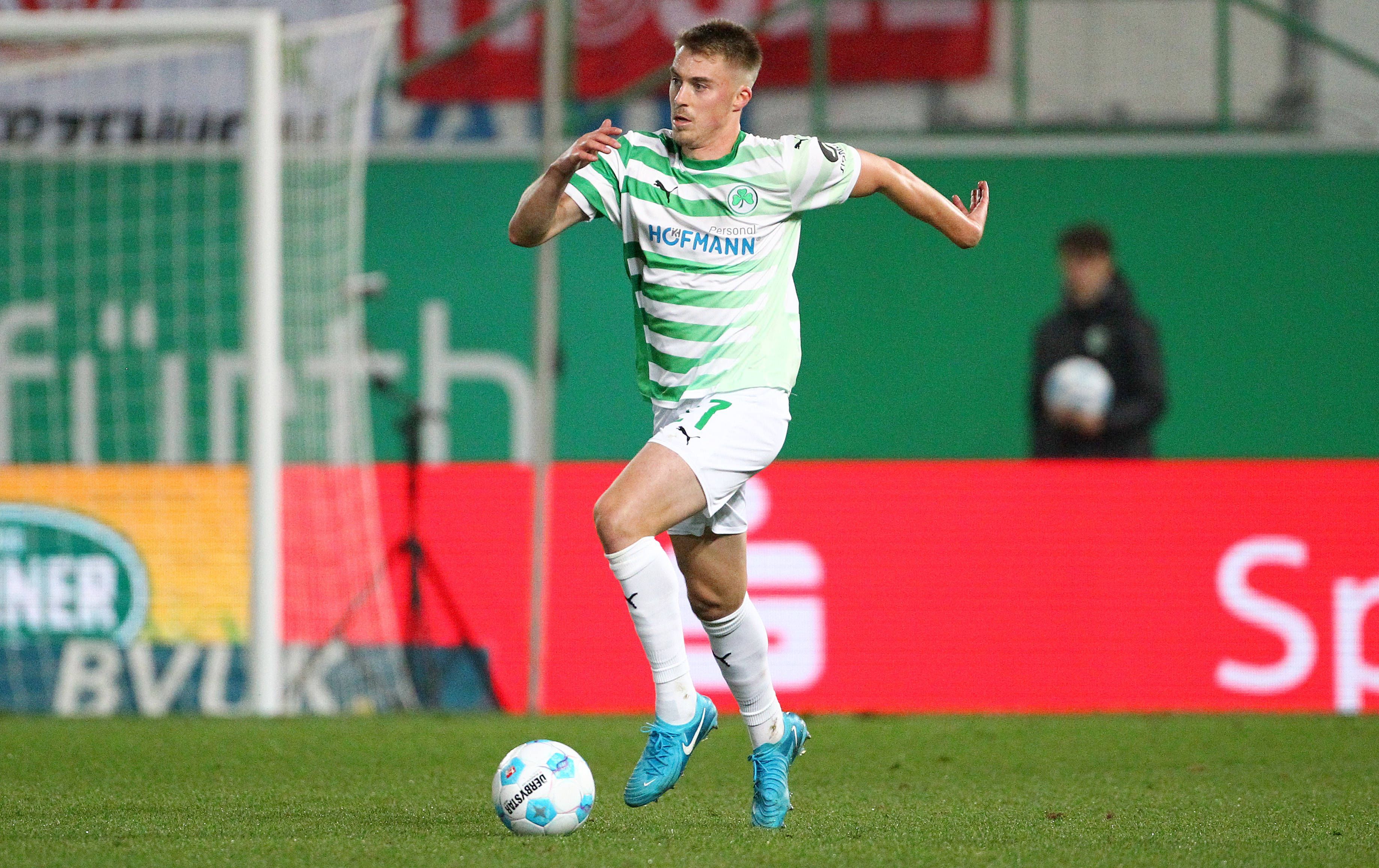 Gian Luca Itter dribbelt den Ball im Fürth-Trikot.