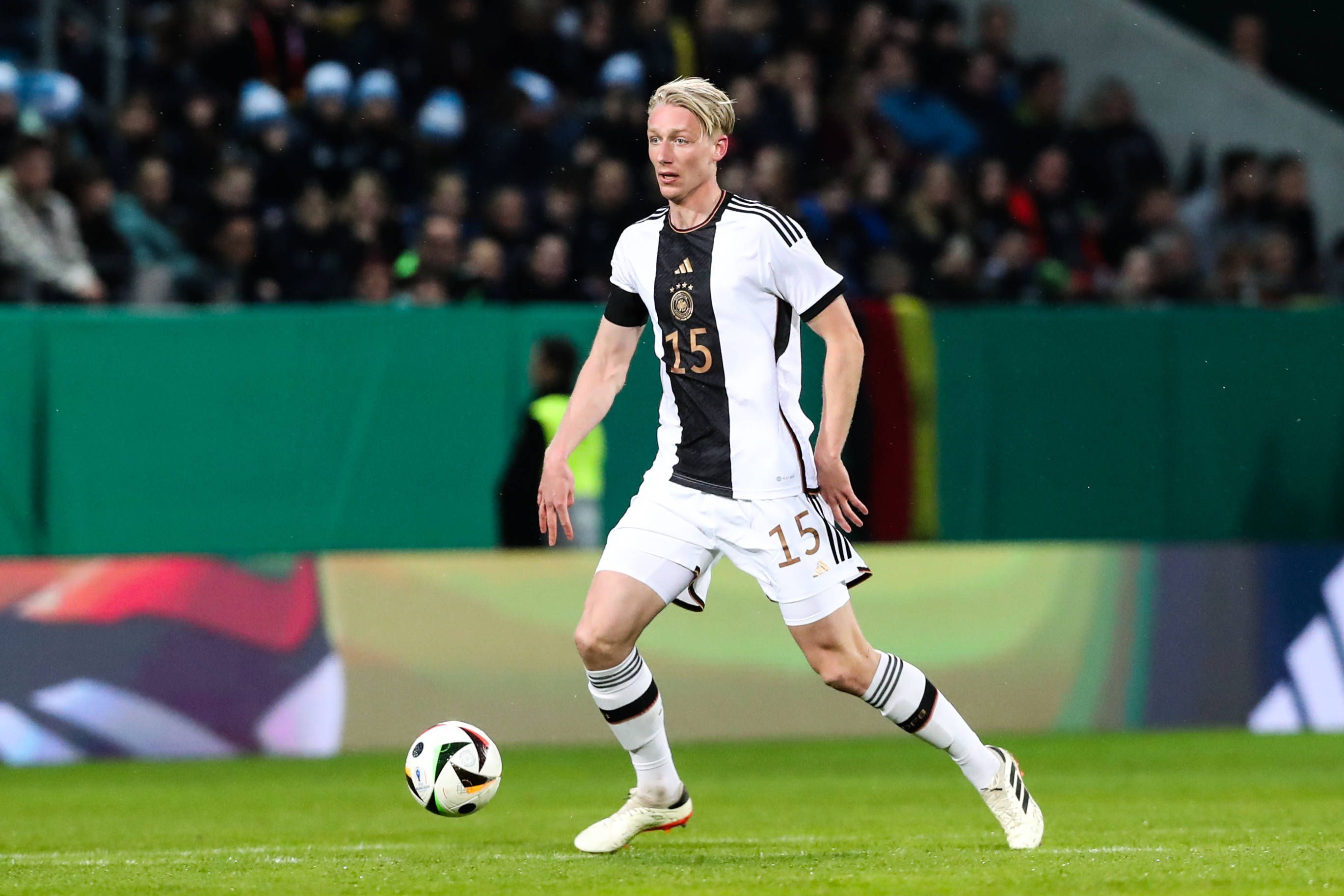 Colin Kleine-Bekel im DFB-Trikot am Ball.