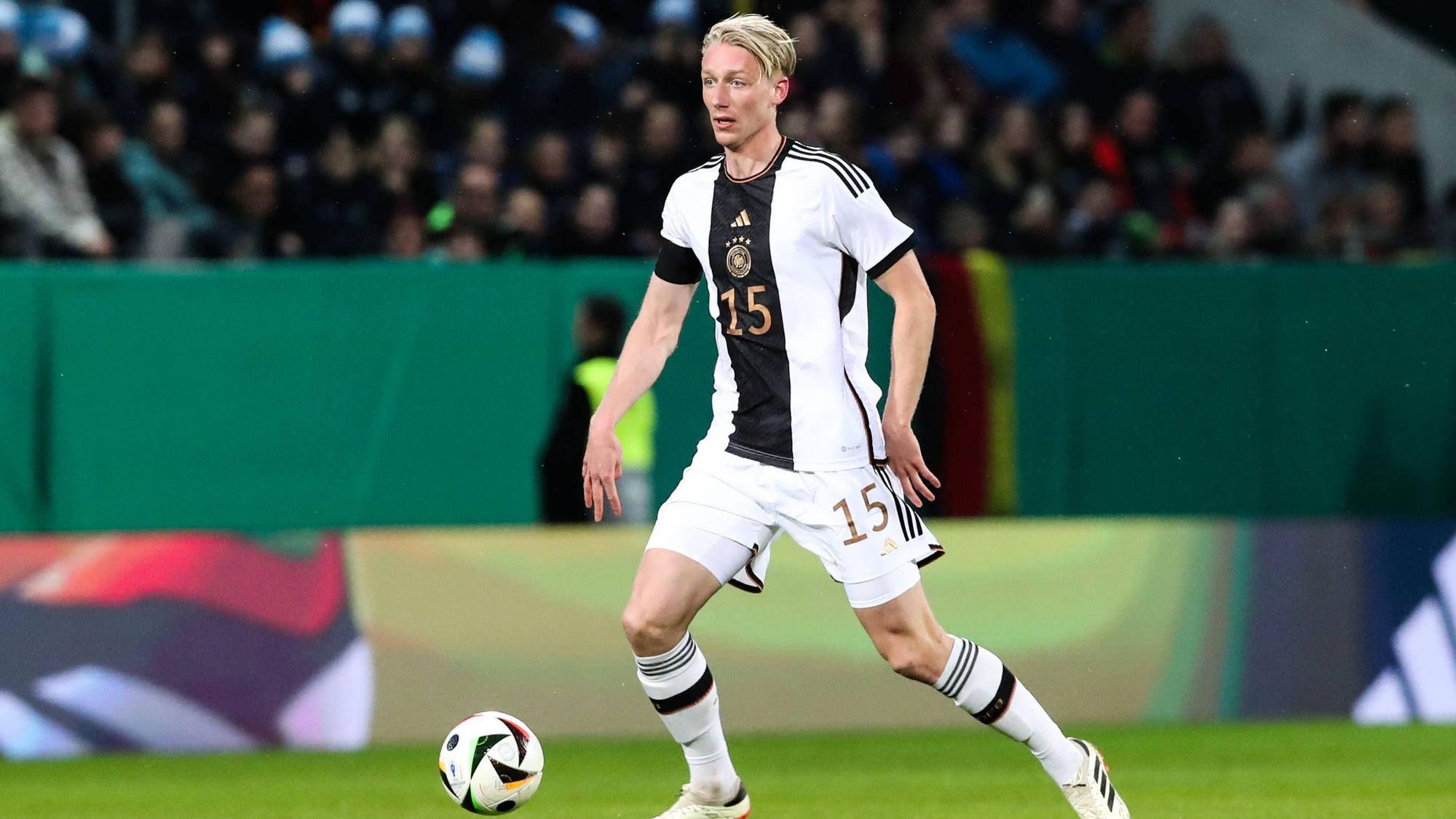 Colin Kleine-Bekel im DFB-Trikot am Ball.