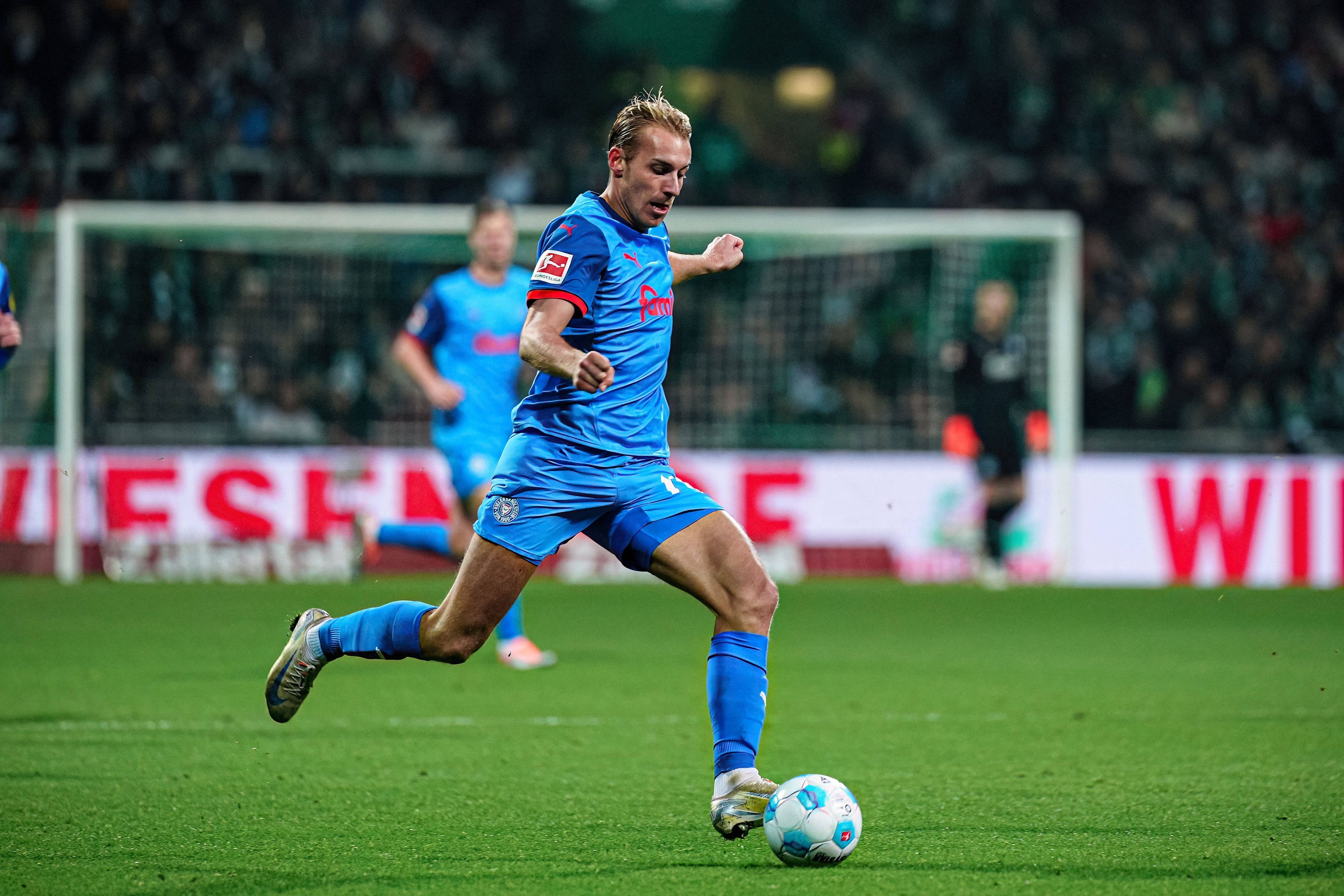Kiel-Profi Timo Becker dribbelt mit dem Ball.