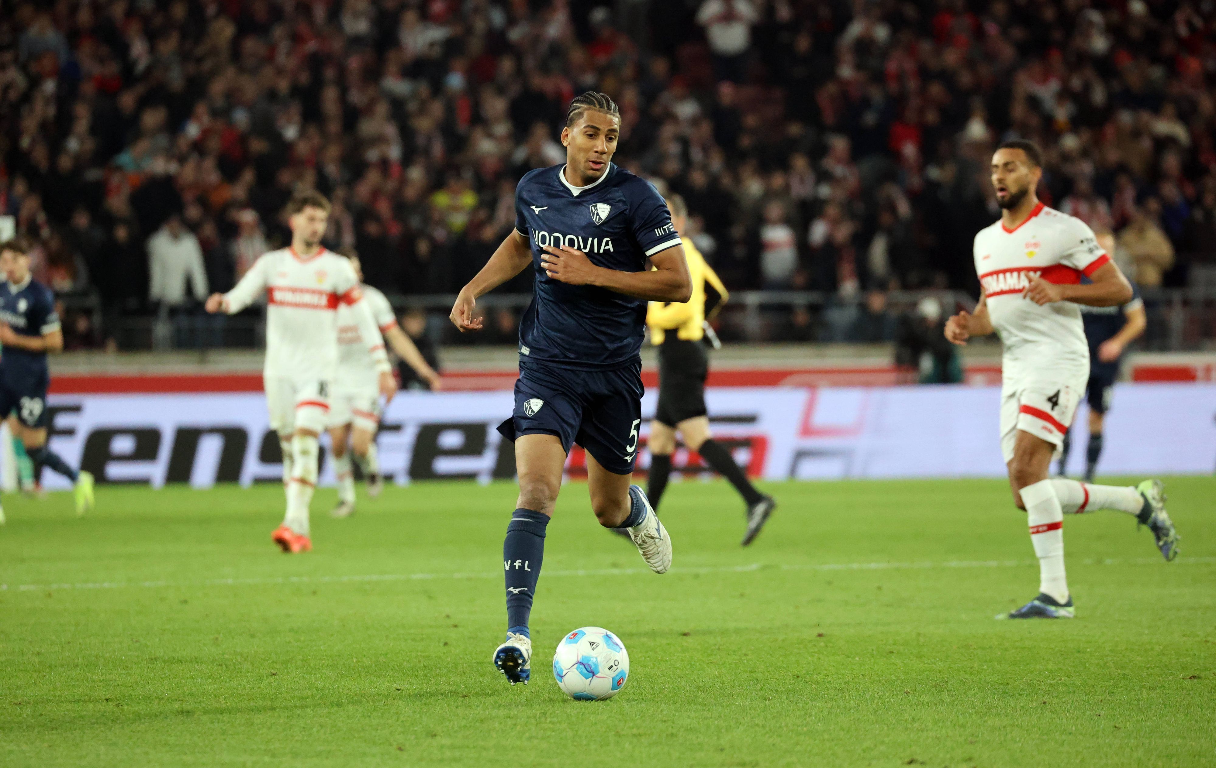 Bernardo im Bochum-Trikot mit dem Ball.
