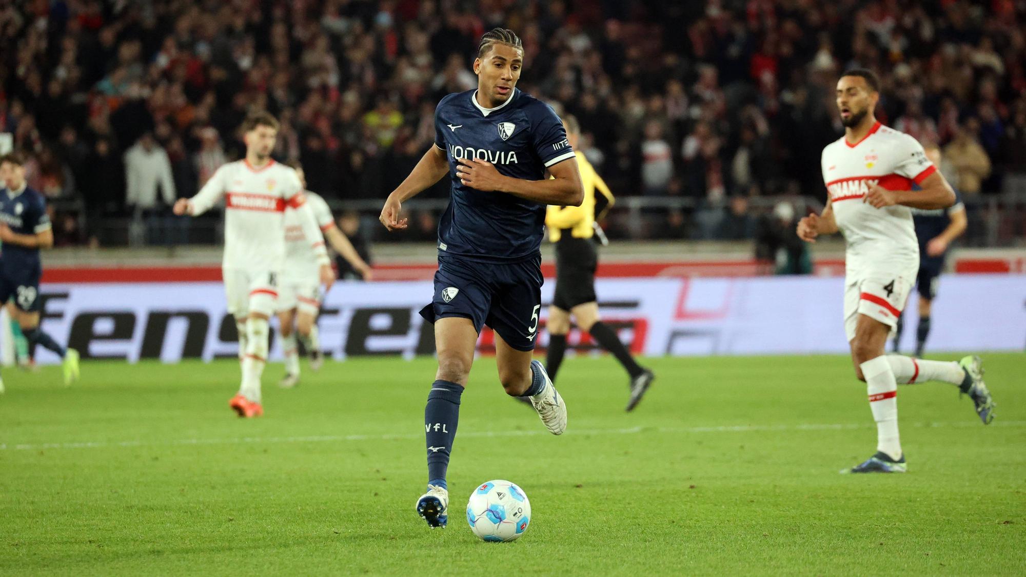 Bernardo im Bochum-Trikot mit dem Ball.