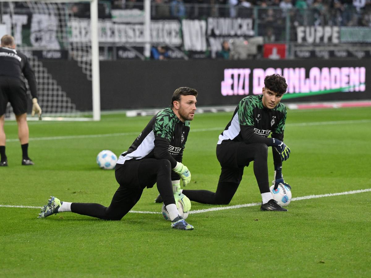 Tobias Sippel und Tiago Pereira Cardoso beim Aufwärmen. Der junge Keeper schaut zu Sippel rüber.