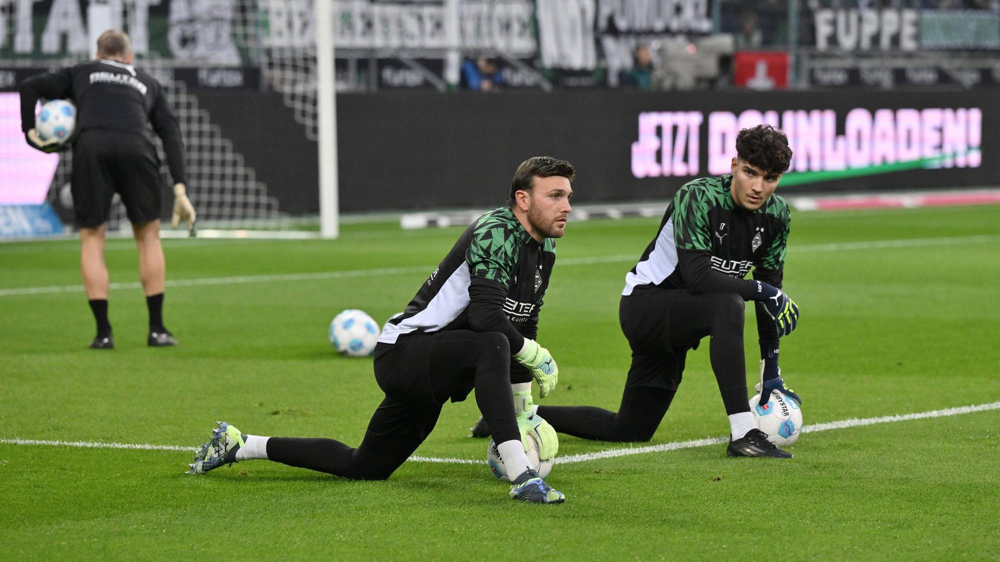 Tobias Sippel und Tiago Pereira Cardoso beim Aufwärmen. Der junge Keeper schaut zu Sippel rüber.