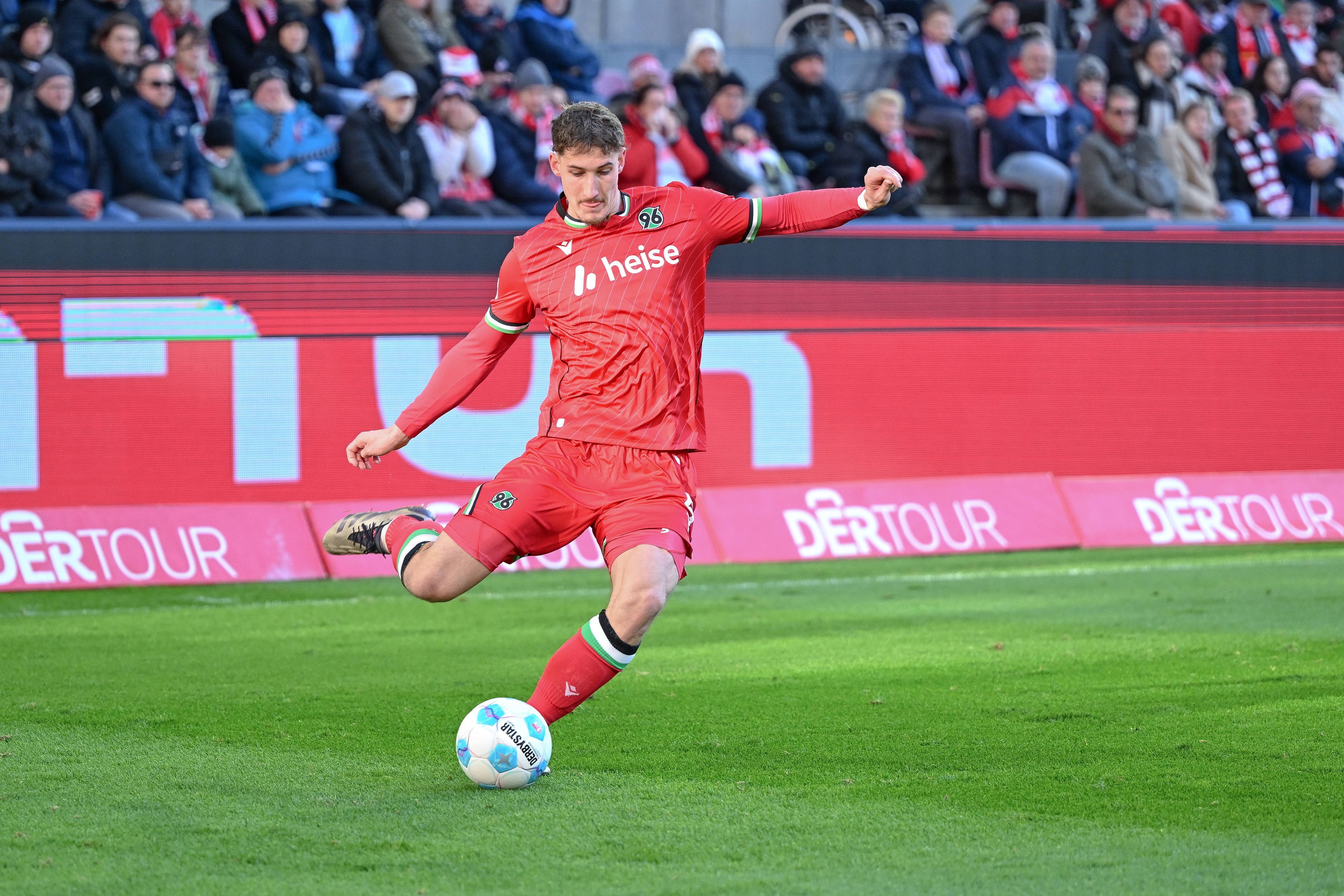 Phil Neumann holt zur Flanke aus.