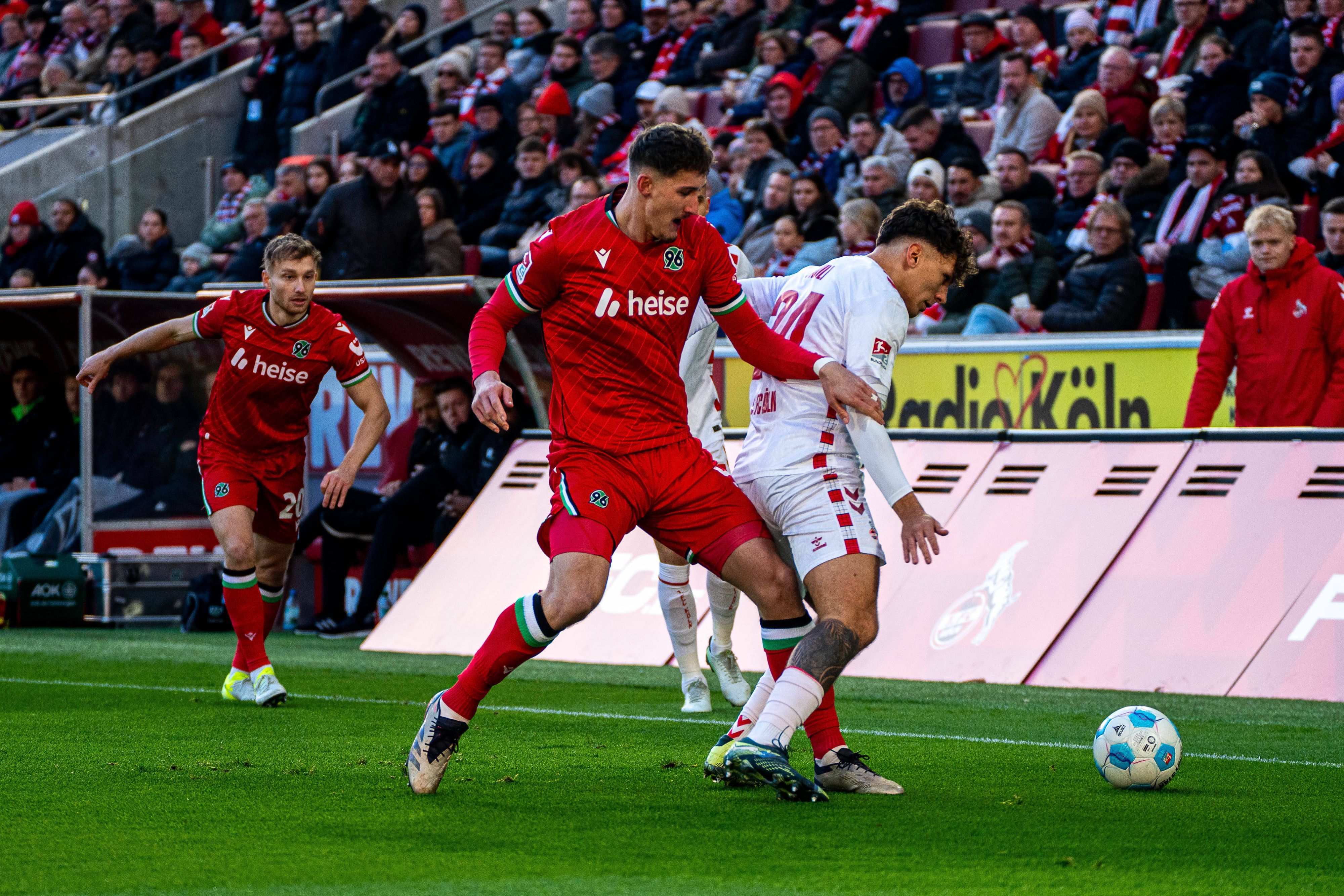 Phil Neumann versucht gegen Julian Pauli den Ball zu erobern.