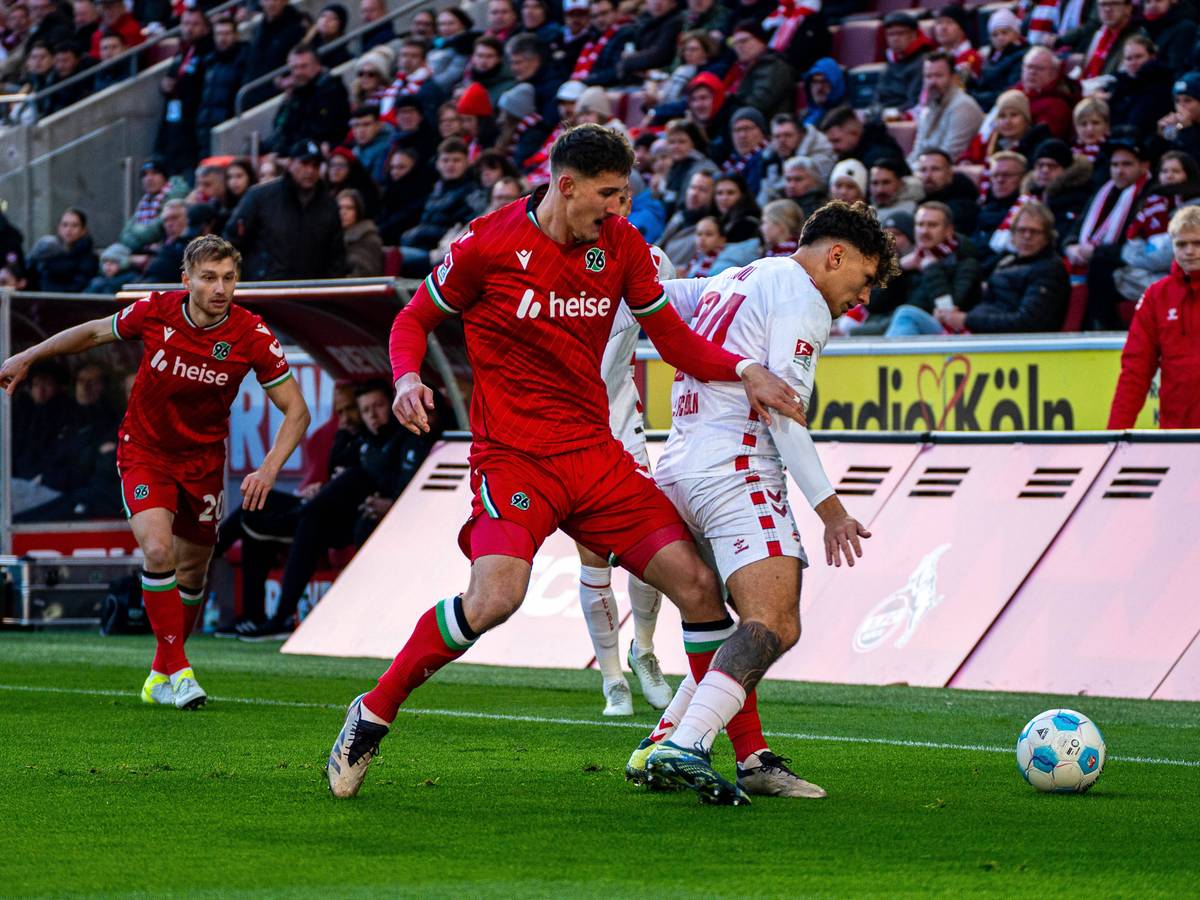 Phil Neumann versucht gegen Julian Pauli den Ball zu erobern.