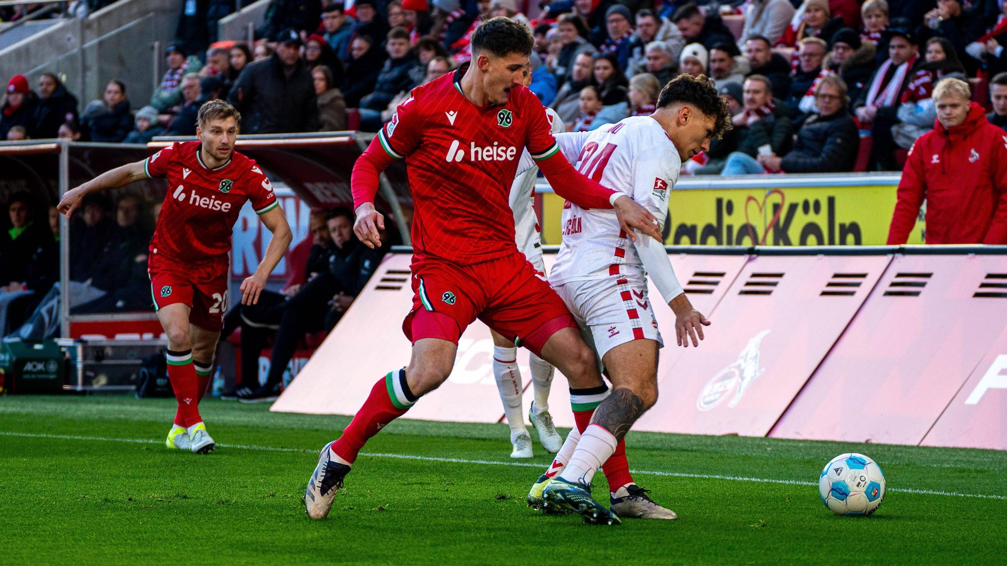 Phil Neumann versucht gegen Julian Pauli den Ball zu erobern.