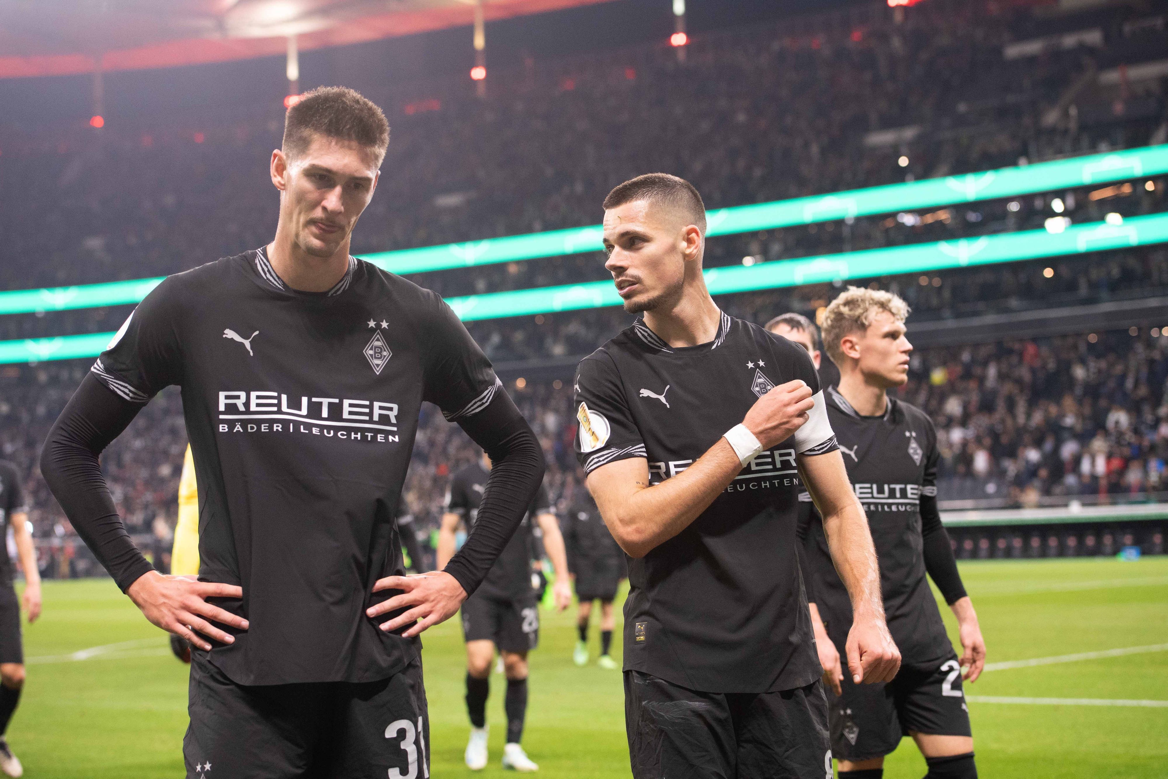 Tomas Cvancara und Julian Weigl sind nach dem Pokal-Aus gegen Eintracht Frankfurt enttäuscht.