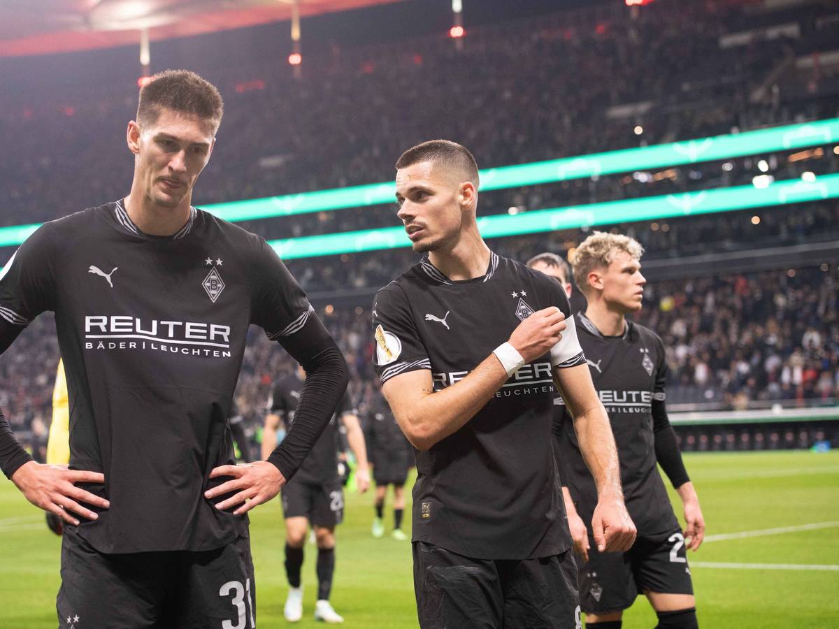 Tomas Cvancara und Julian Weigl sind nach dem Pokal-Aus gegen Eintracht Frankfurt enttäuscht.