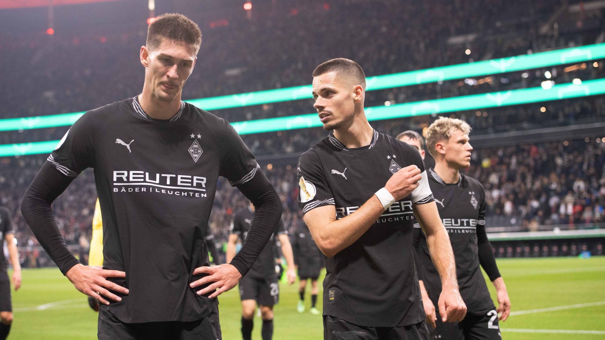 Tomas Cvancara und Julian Weigl sind nach dem Pokal-Aus gegen Eintracht Frankfurt enttäuscht.