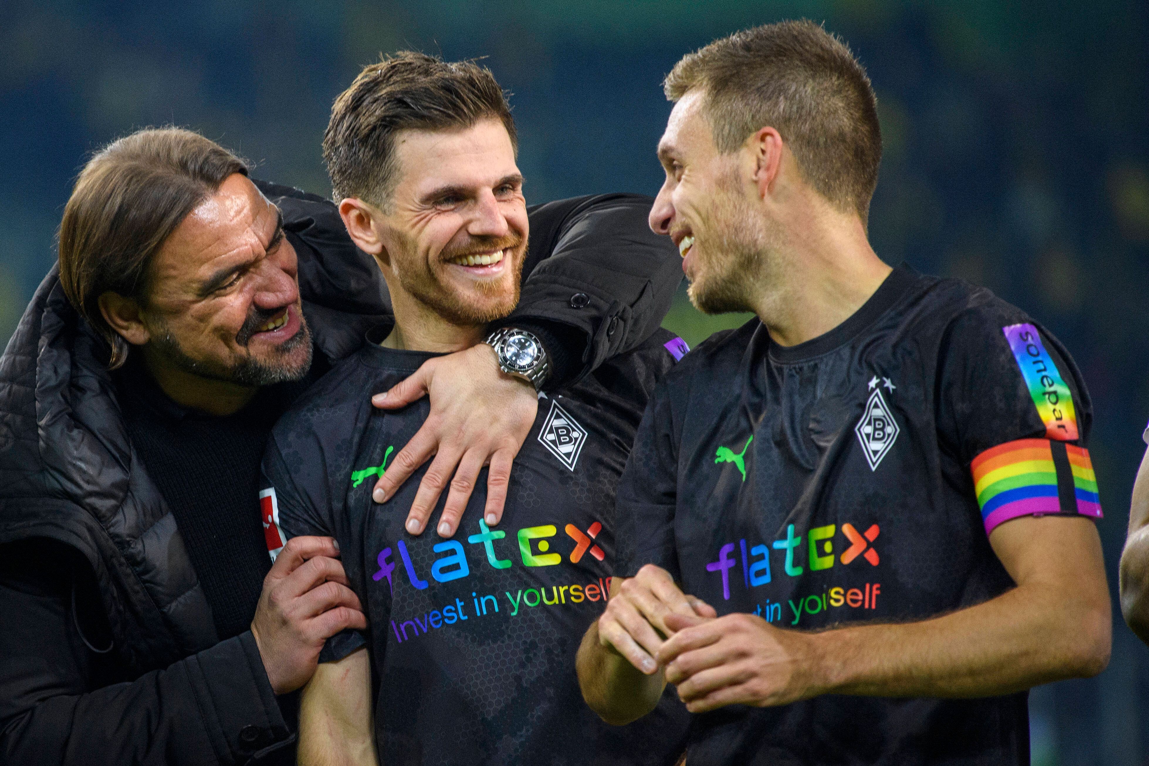 Trainer Daniel Farke, Jonas Hofmann und Patrick Herrmann jubeln am 11. November 2022 über den Sieg mit Borussia Mönchengladbach gegen Borussia Dortmund.