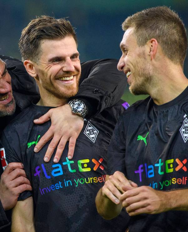 Trainer Daniel Farke, Jonas Hofmann und Patrick Herrmann jubeln am 11. November 2022 über den Sieg mit Borussia Mönchengladbach gegen Borussia Dortmund.