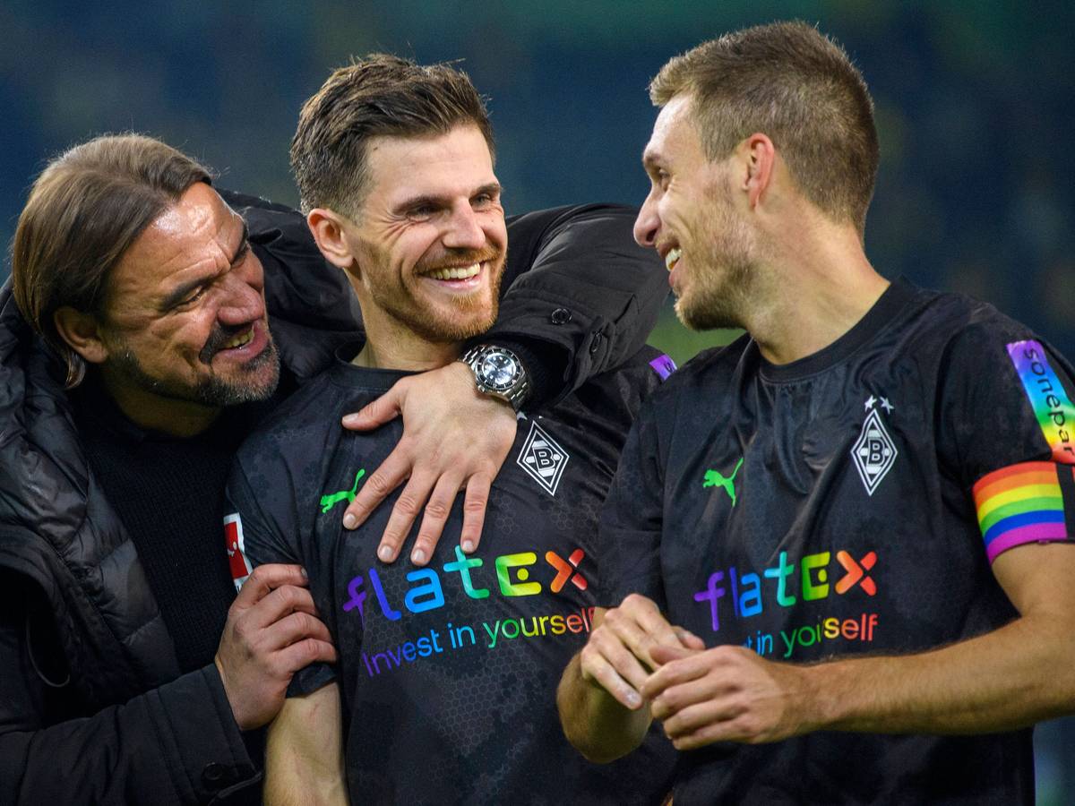 Trainer Daniel Farke, Jonas Hofmann und Patrick Herrmann jubeln am 11. November 2022 über den Sieg mit Borussia Mönchengladbach gegen Borussia Dortmund.