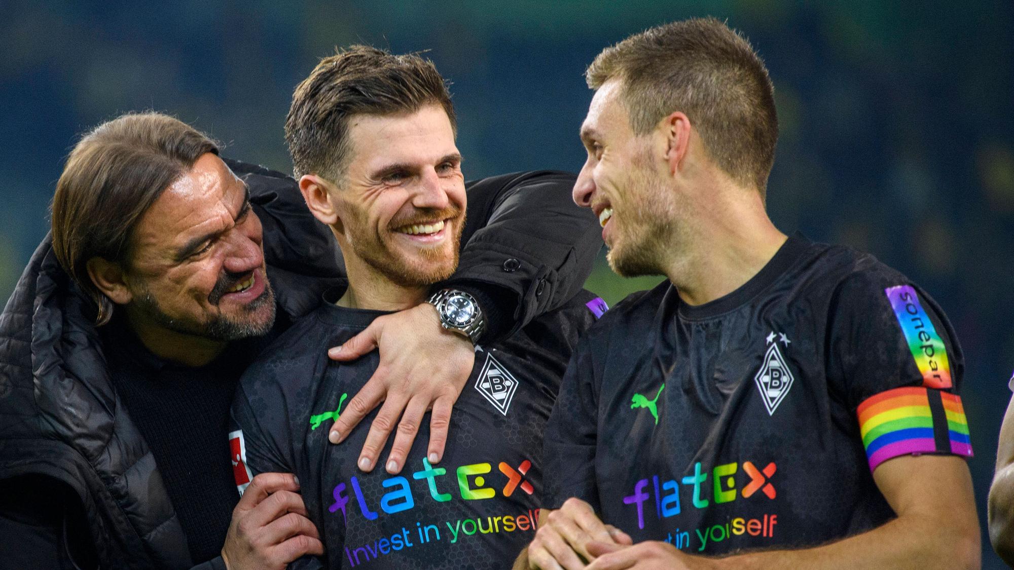 Trainer Daniel Farke, Jonas Hofmann und Patrick Herrmann jubeln am 11. November 2022 über den Sieg mit Borussia Mönchengladbach gegen Borussia Dortmund.