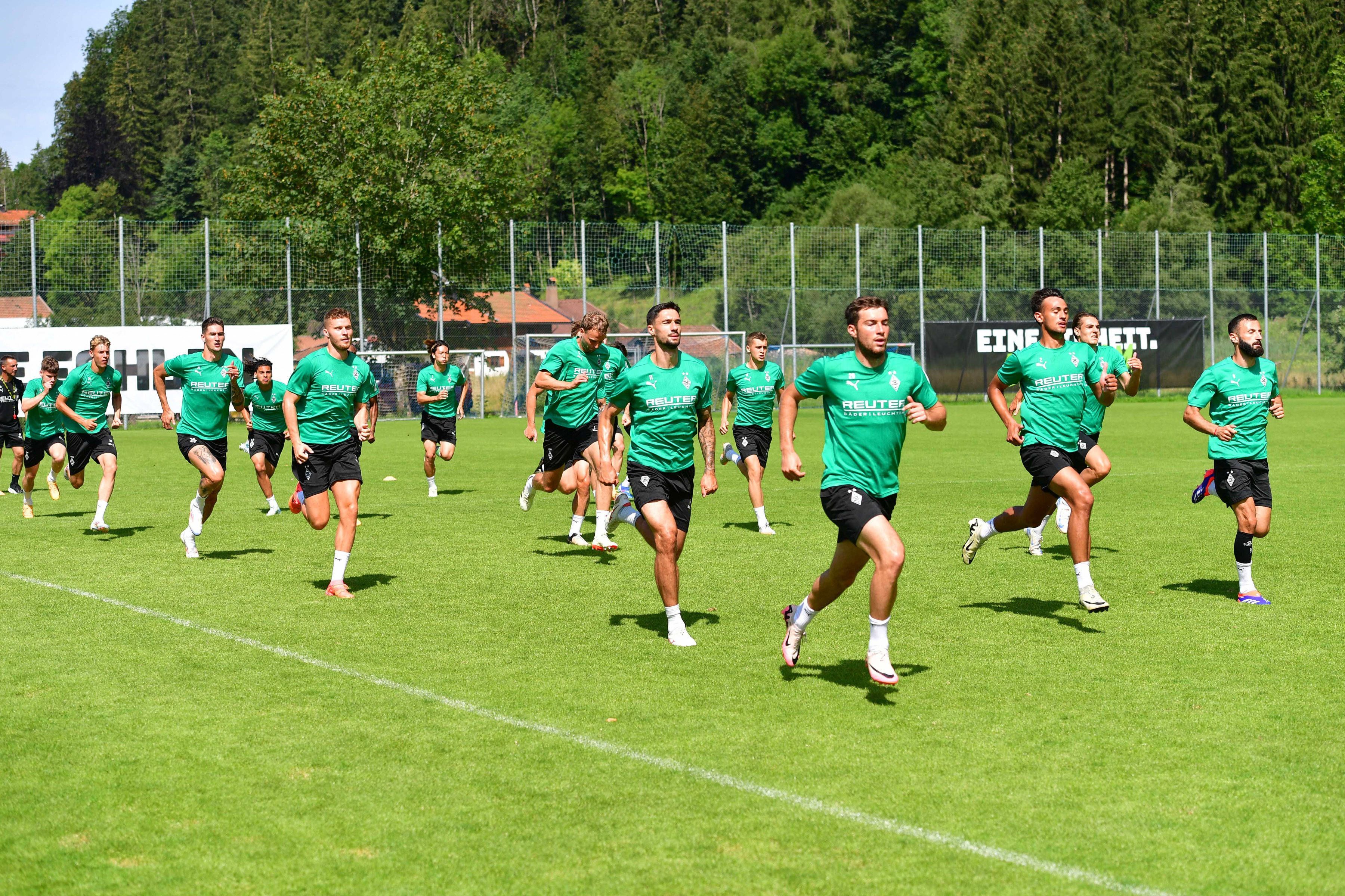 Die Profis von Borussia Mönchengladbach absolvieren im Trainingslager in Rottach-Egern Läufe auf dem Platz.
