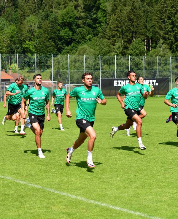 Die Profis von Borussia Mönchengladbach absolvieren im Trainingslager in Rottach-Egern Läufe auf dem Platz.