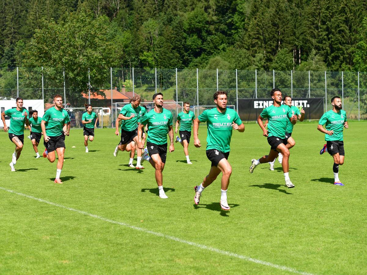Die Profis von Borussia Mönchengladbach absolvieren im Trainingslager in Rottach-Egern Läufe auf dem Platz.