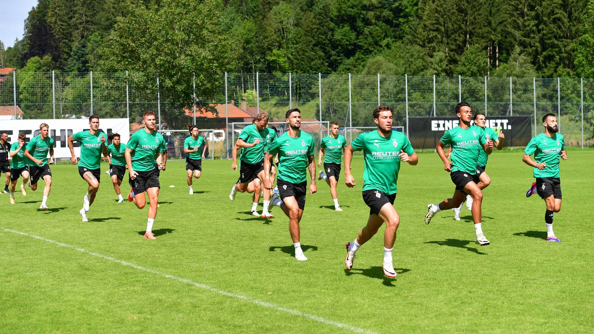 Die Profis von Borussia Mönchengladbach absolvieren im Trainingslager in Rottach-Egern Läufe auf dem Platz.