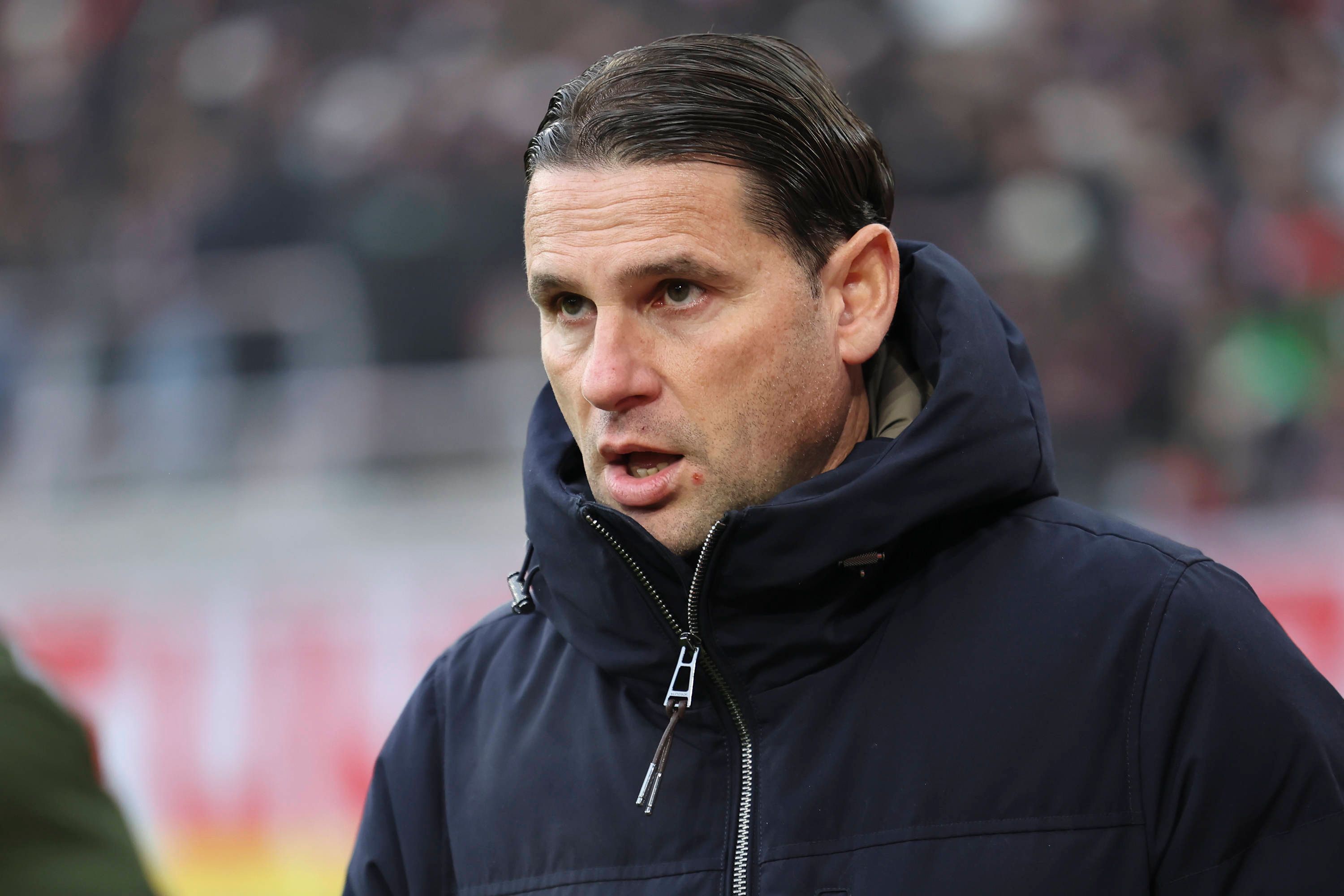 Borussia Mönchengladbachs Trainer Gerardo Seoane steht beim Auswärtsspiel in Freiburg an der Seitenlinie und hat den Mund leicht geöffnet.