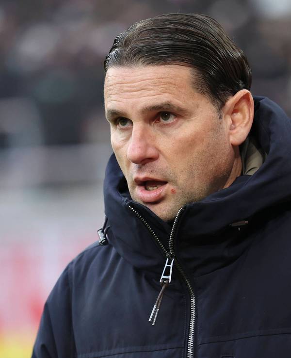 Borussia Mönchengladbachs Trainer Gerardo Seoane steht beim Auswärtsspiel in Freiburg an der Seitenlinie und hat den Mund leicht geöffnet.