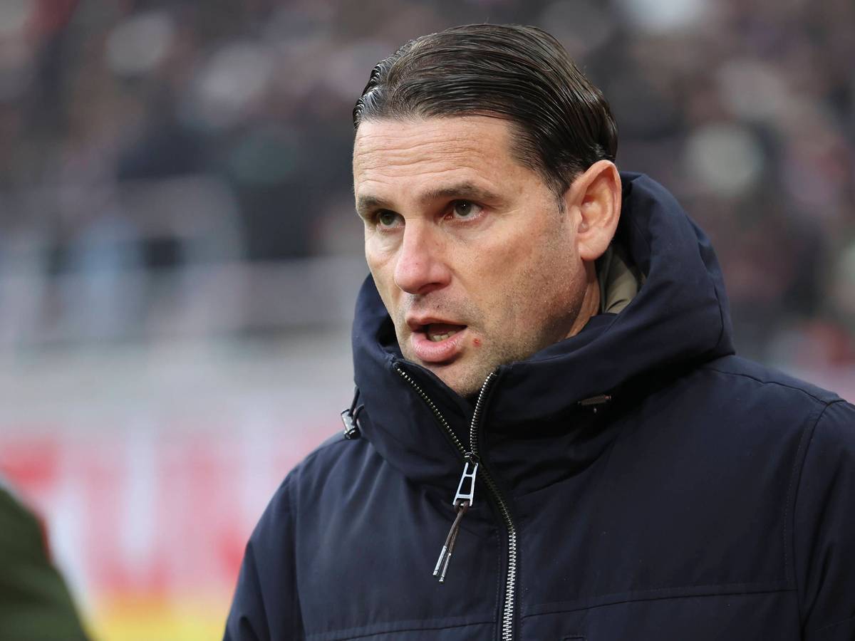 Borussia Mönchengladbachs Trainer Gerardo Seoane steht beim Auswärtsspiel in Freiburg an der Seitenlinie und hat den Mund leicht geöffnet.