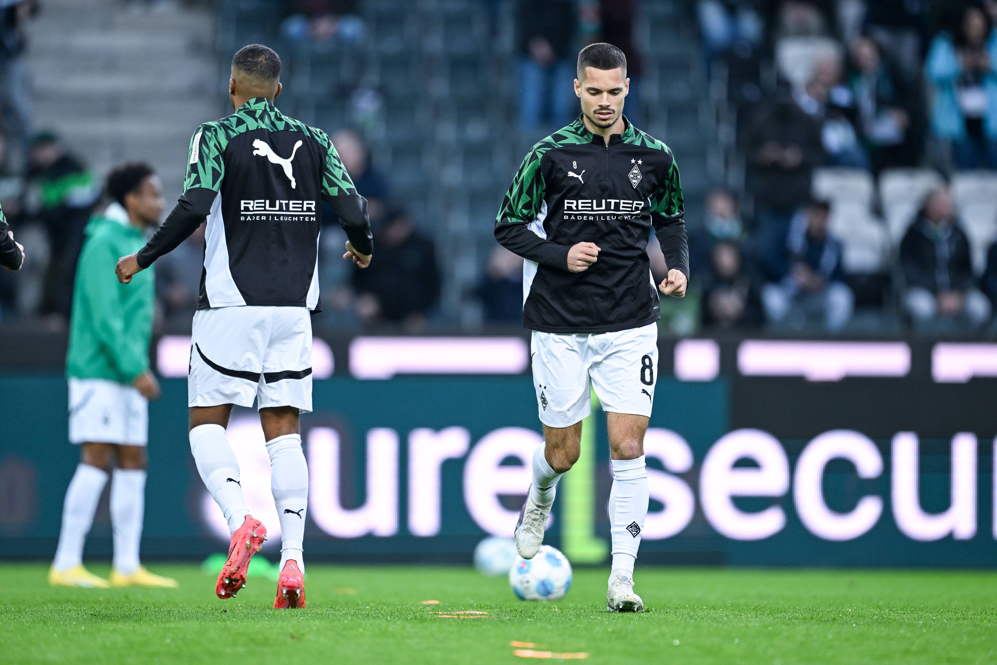 Borussia Mönchengladbachs Julian Weigl läuft sich vor dem Spiel gegen Werder Bremen auf dem Platz warm.