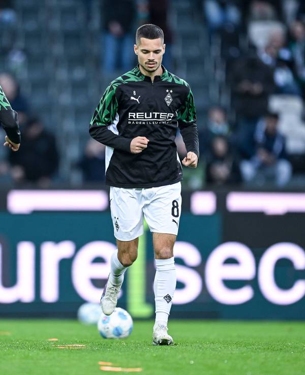 Borussia Mönchengladbachs Julian Weigl läuft sich vor dem Spiel gegen Werder Bremen auf dem Platz warm.