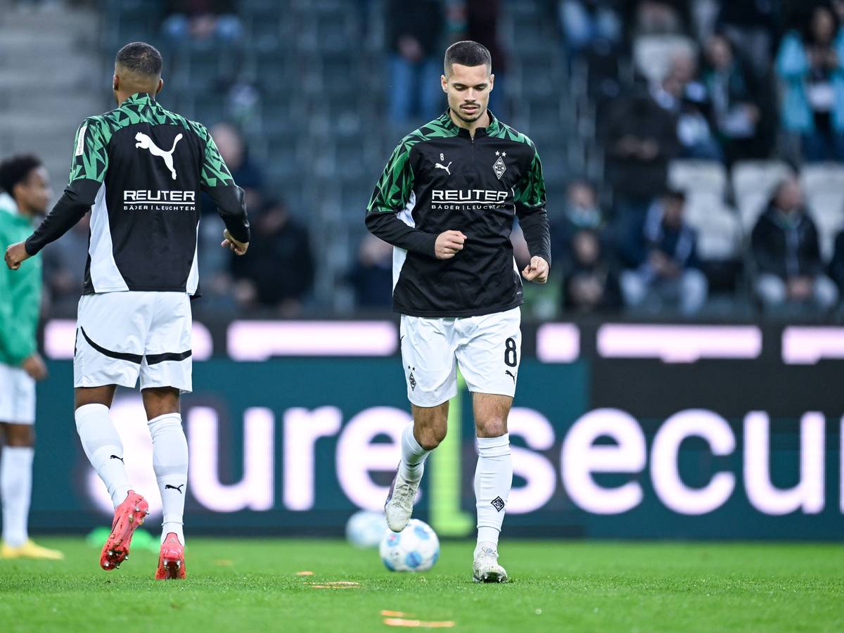 Borussia Mönchengladbachs Julian Weigl läuft sich vor dem Spiel gegen Werder Bremen auf dem Platz warm.