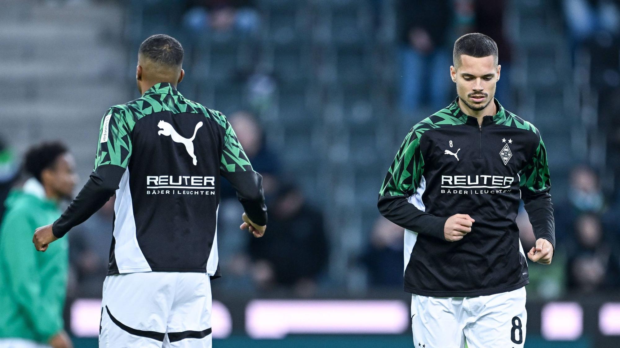 Borussia Mönchengladbachs Julian Weigl läuft sich vor dem Spiel gegen Werder Bremen auf dem Platz warm.