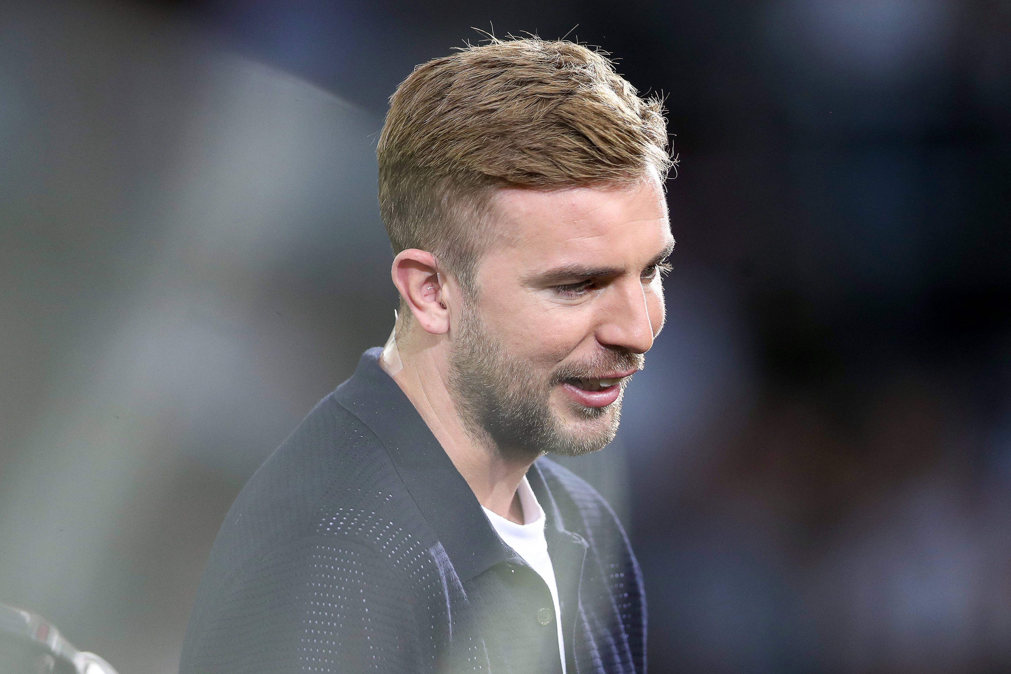 TV-Experte Christoph Kramer steht beim Nations-League-Spiel Deutschland gegen Ungarn im Stadion und lächelt.