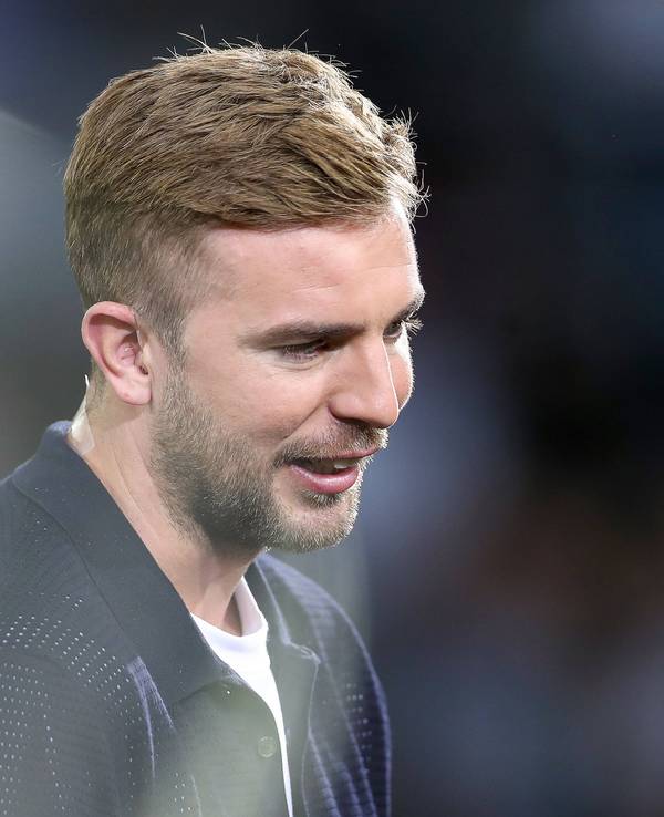 TV-Experte Christoph Kramer steht beim Nations-League-Spiel Deutschland gegen Ungarn im Stadion und lächelt.