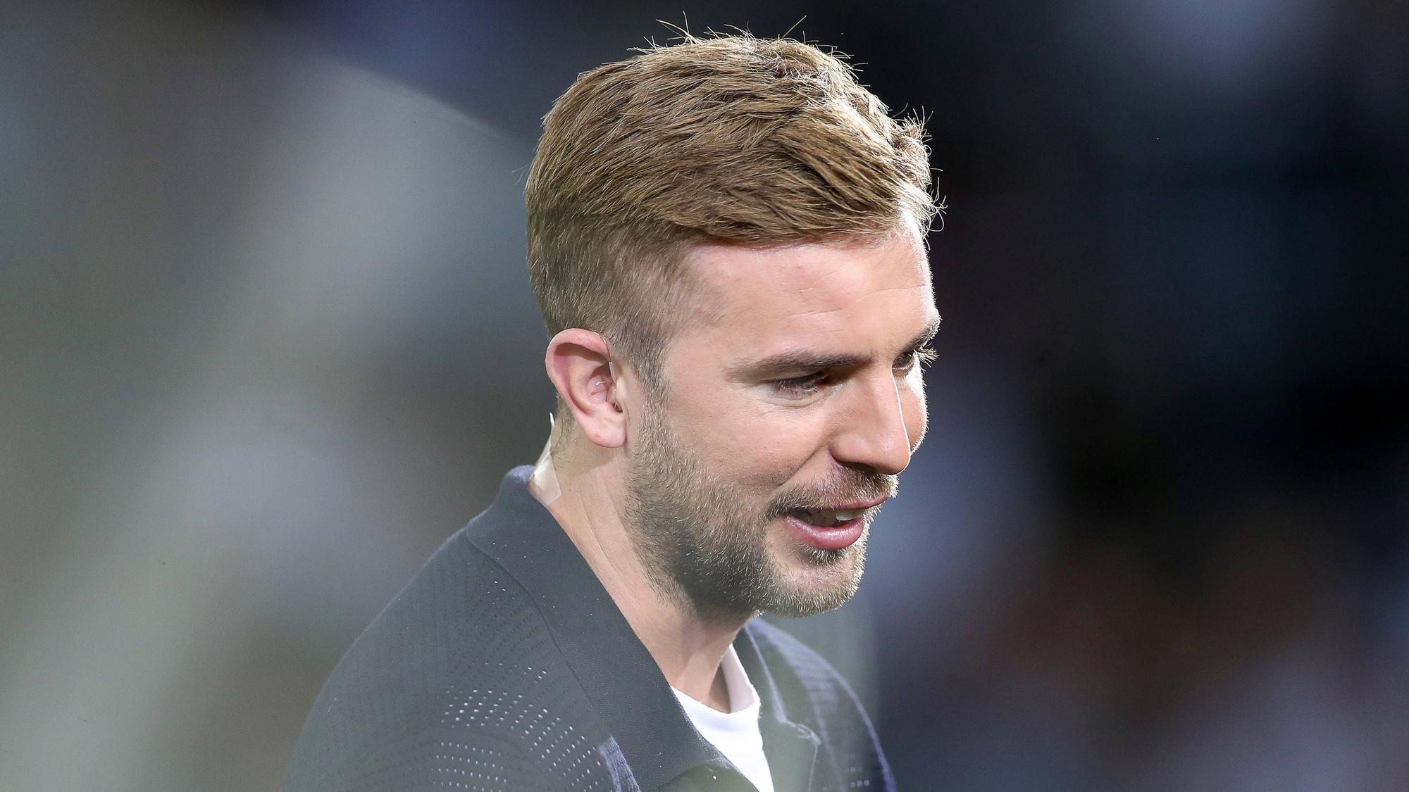 TV-Experte Christoph Kramer steht beim Nations-League-Spiel Deutschland gegen Ungarn im Stadion und lächelt.