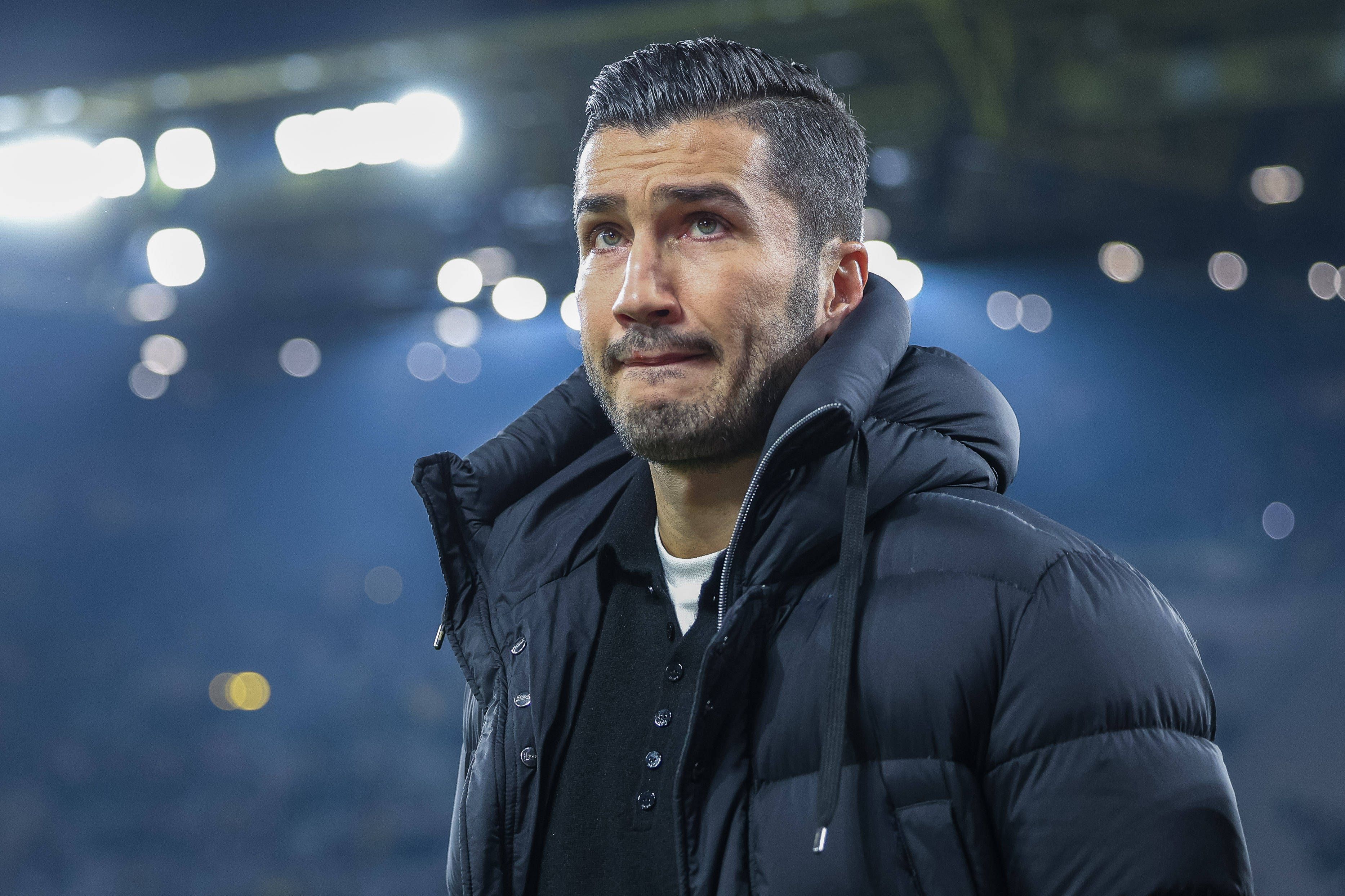 Borussia Dortmunds Trainer Nuri Sahin steht beim Spiel gegen den FC Bayern München am Seitenrand und verzieht den Mund.