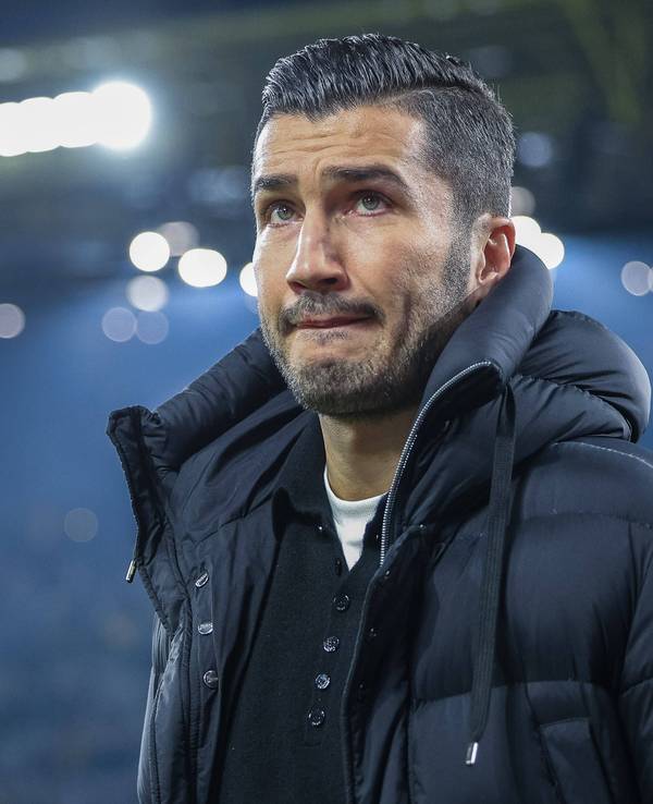 Borussia Dortmunds Trainer Nuri Sahin steht beim Spiel gegen den FC Bayern München am Seitenrand und verzieht den Mund.