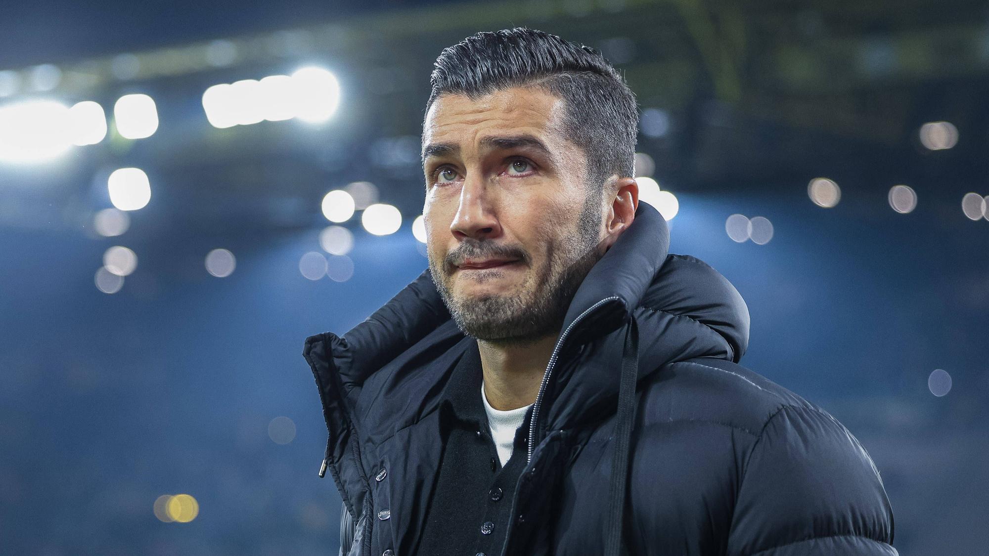 Borussia Dortmunds Trainer Nuri Sahin steht beim Spiel gegen den FC Bayern München am Seitenrand und verzieht den Mund.