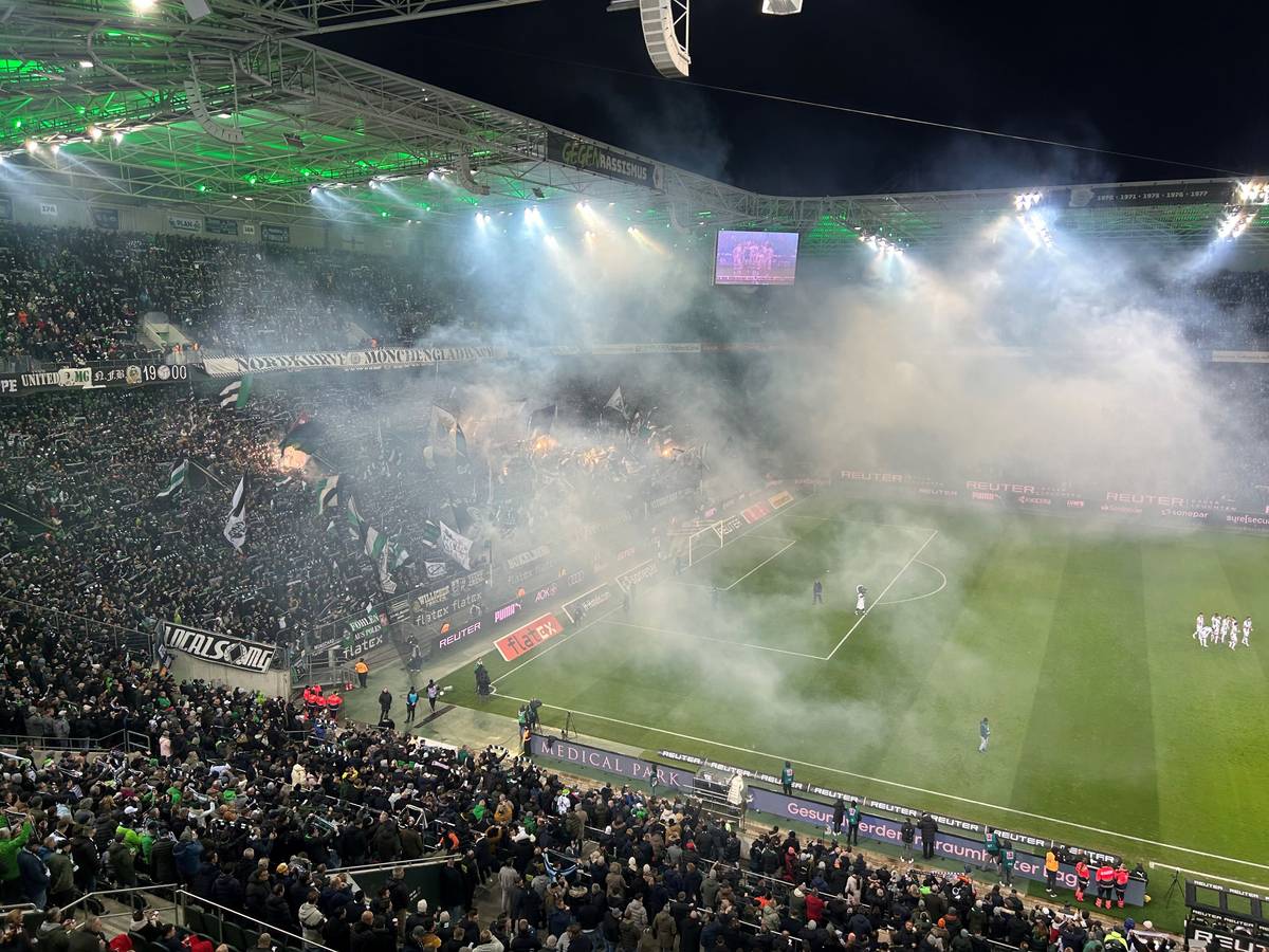 Die Nordkurve von Borussia Mönchengladbach vor Anpfiff gegen den BVB.