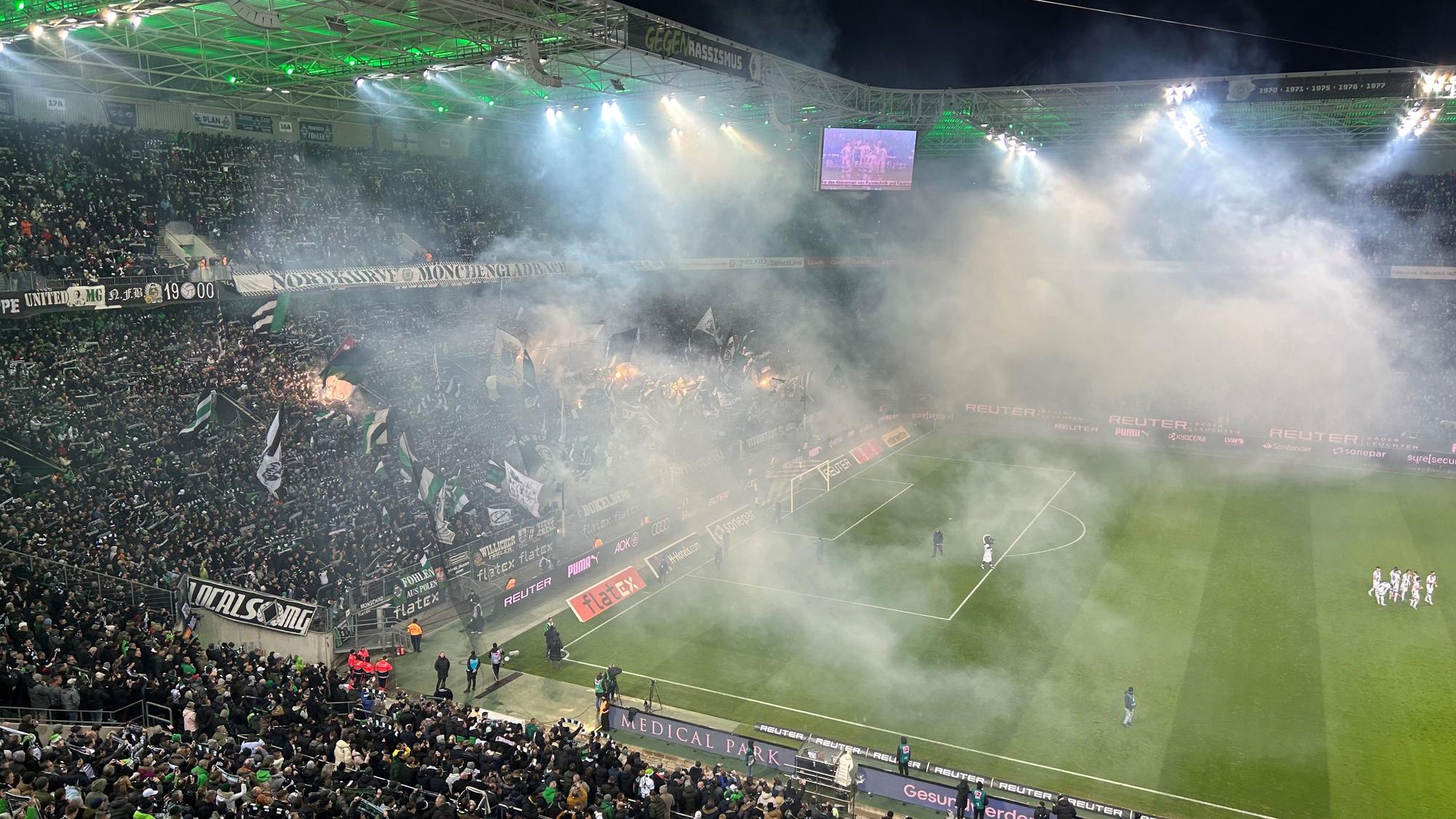 Die Nordkurve von Borussia Mönchengladbach vor Anpfiff gegen den BVB.