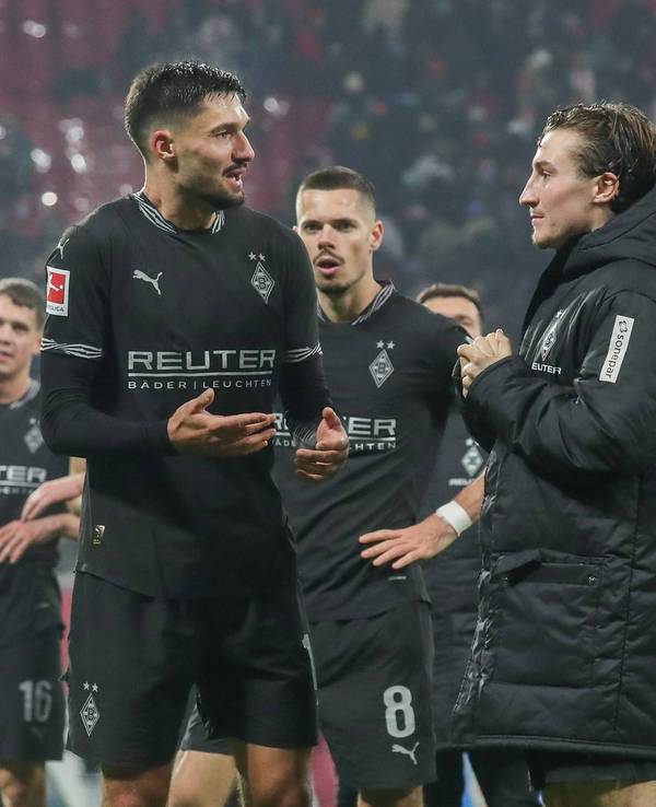 Die Gladbach-Profis Tim Kleindienst und Rocco Reitz unterhalten sich nach dem Spiel bei RB Leipzig auf dem Platz.