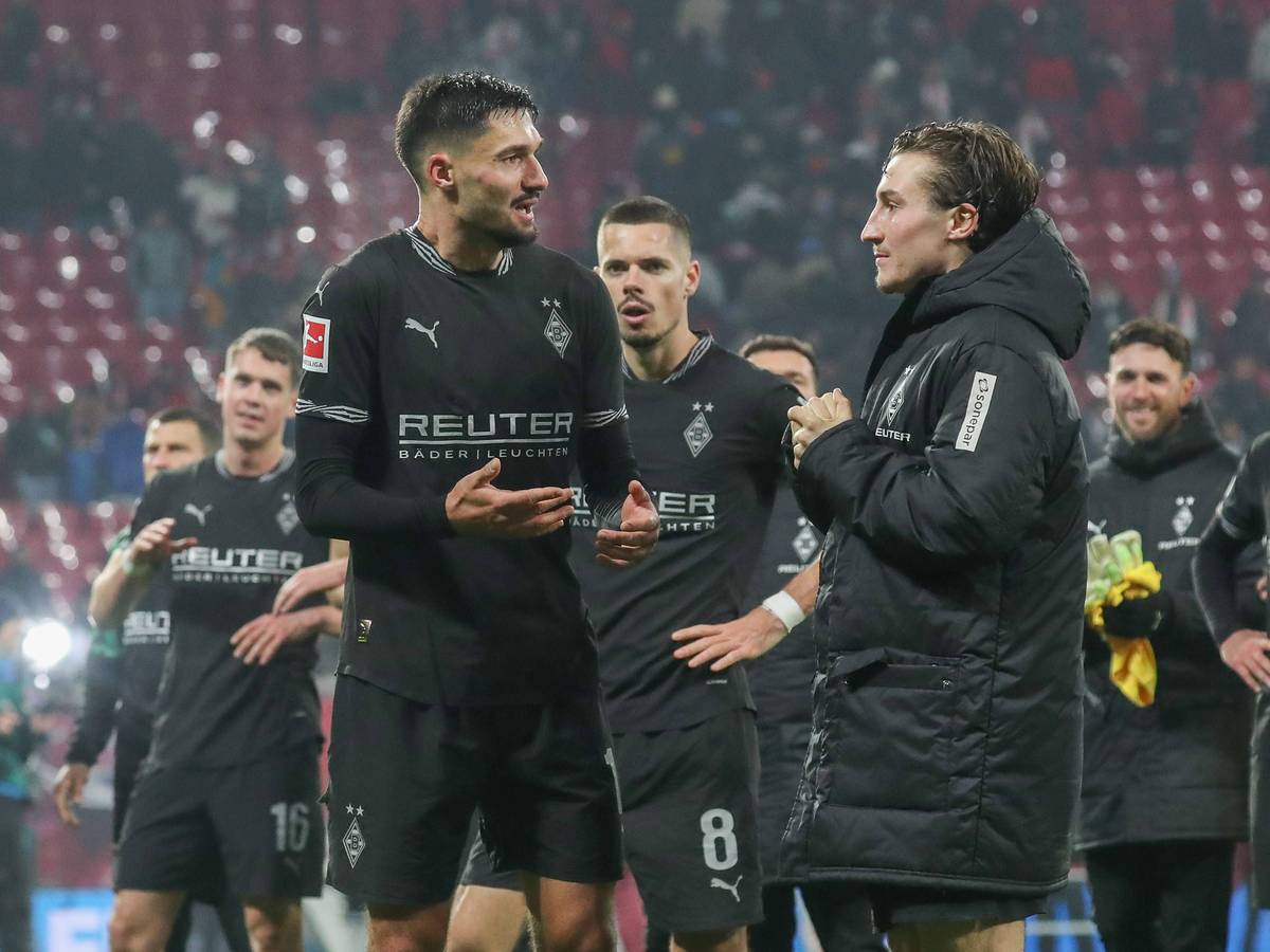 Die Gladbach-Profis Tim Kleindienst und Rocco Reitz unterhalten sich nach dem Spiel bei RB Leipzig auf dem Platz.