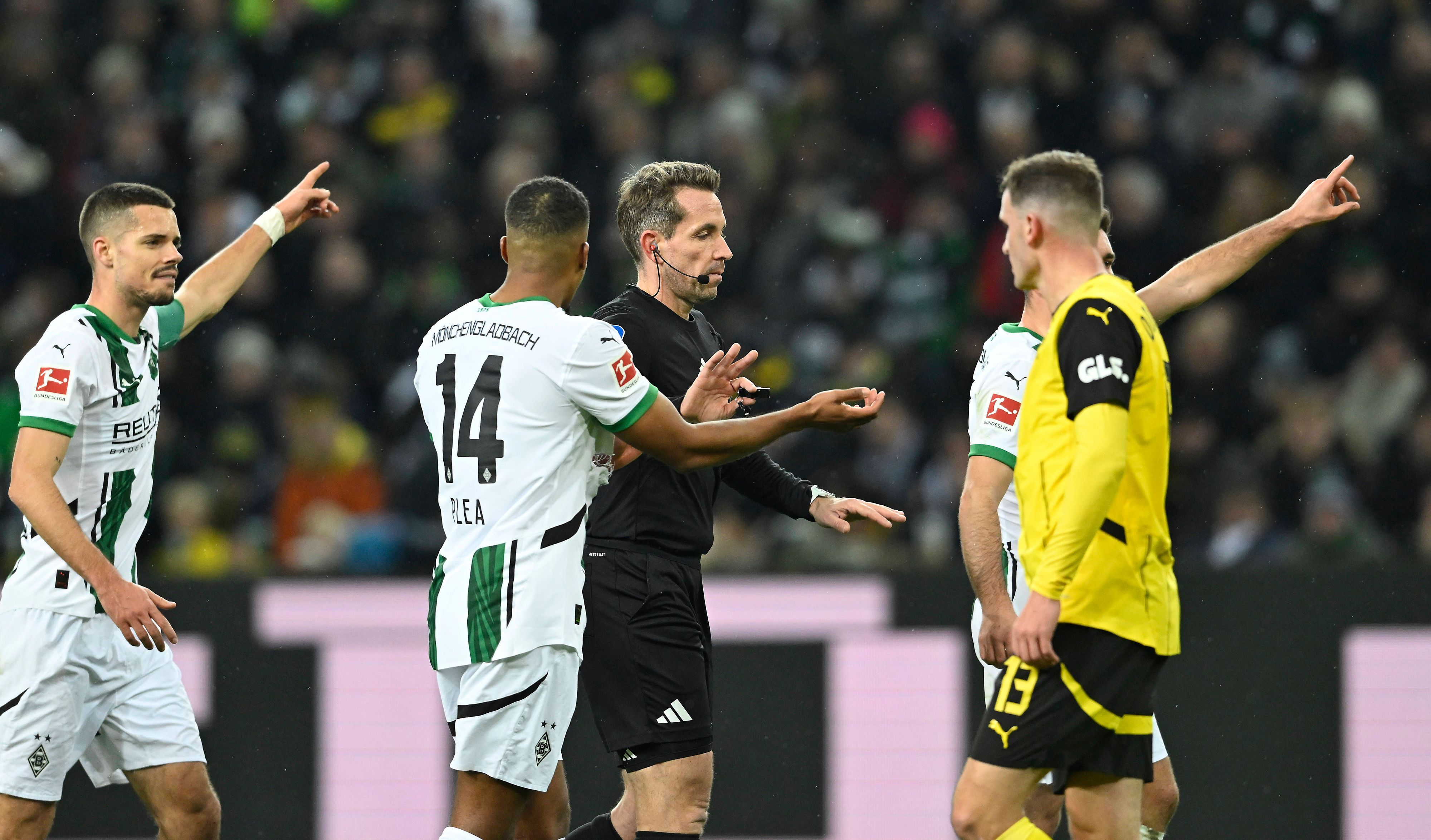 Gladbacher Spieler beschweren sich bei Schiedsrichter Tobias Stieler.