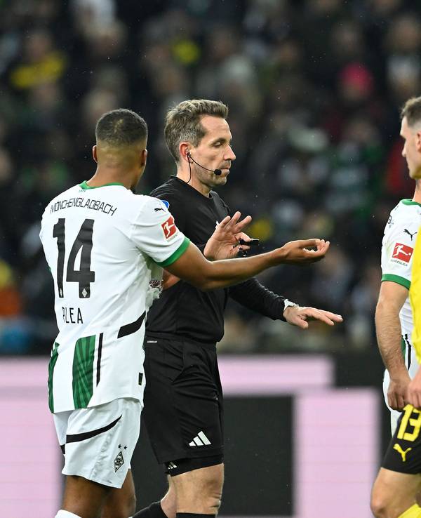 Gladbacher Spieler beschweren sich bei Schiedsrichter Tobias Stieler.