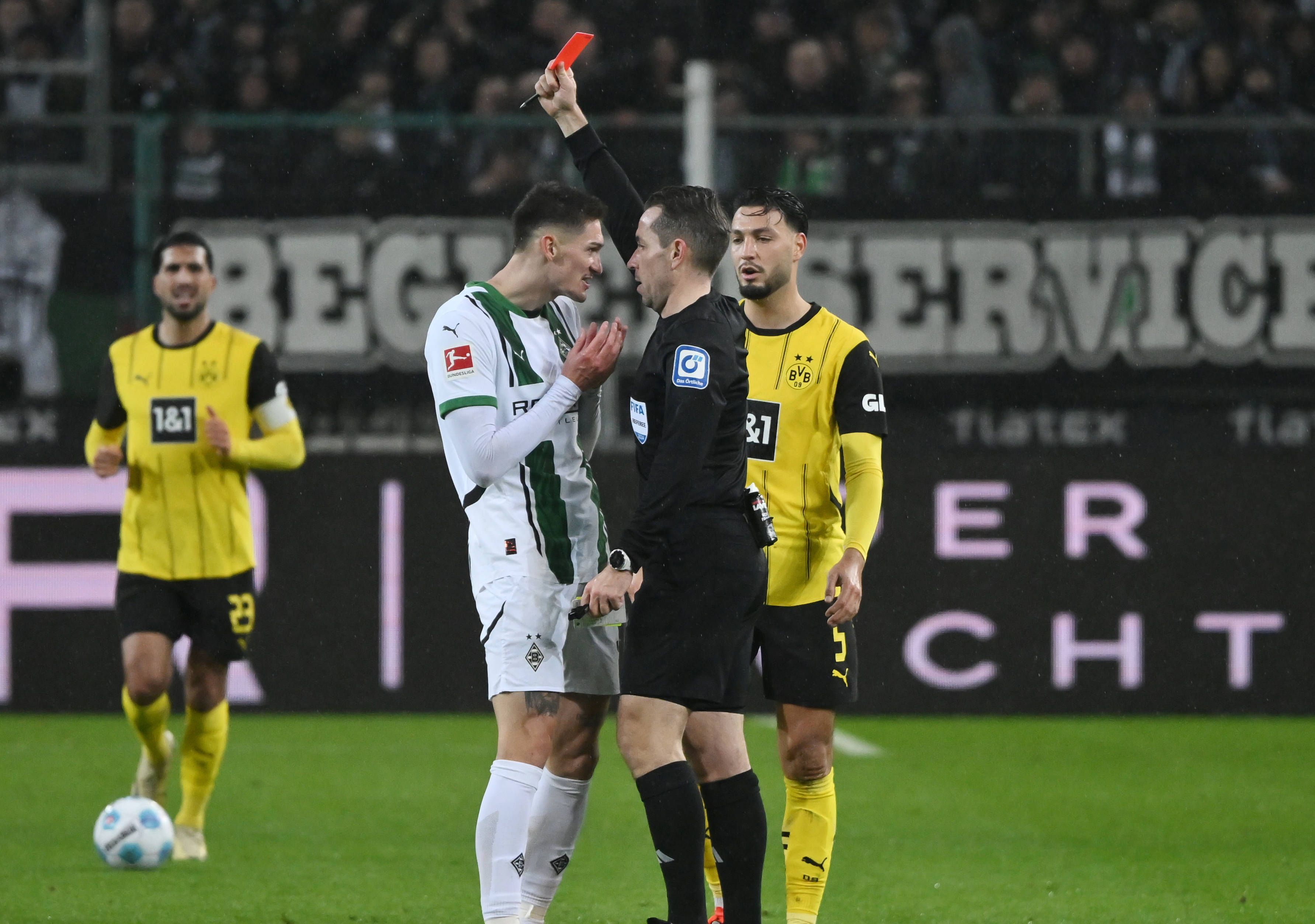 Schiedsrichter Tobias Stieler zeigt Borussia Möchengladbachs Tomas Cvancara im Spiel gegen Borussia Dortmund die Gelb-Rote Karte.