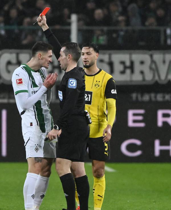 Schiedsrichter Tobias Stieler zeigt Borussia Möchengladbachs Tomas Cvancara im Spiel gegen Borussia Dortmund die Gelb-Rote Karte.