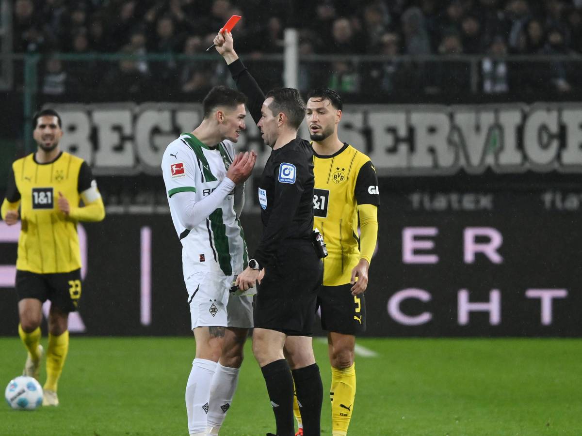 Schiedsrichter Tobias Stieler zeigt Borussia Möchengladbachs Tomas Cvancara im Spiel gegen Borussia Dortmund die Gelb-Rote Karte.