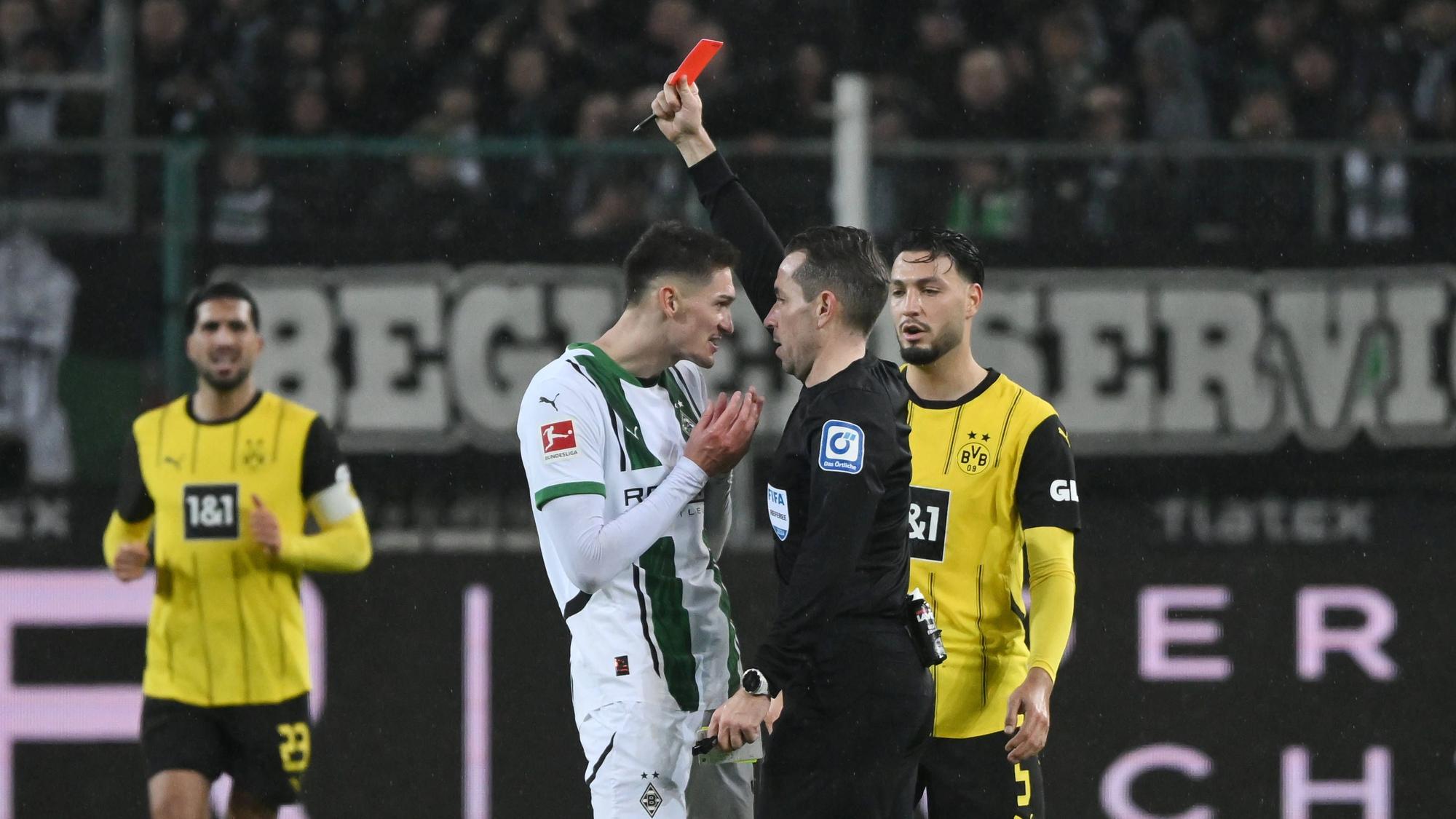Schiedsrichter Tobias Stieler zeigt Borussia Möchengladbachs Tomas Cvancara im Spiel gegen Borussia Dortmund die Gelb-Rote Karte.