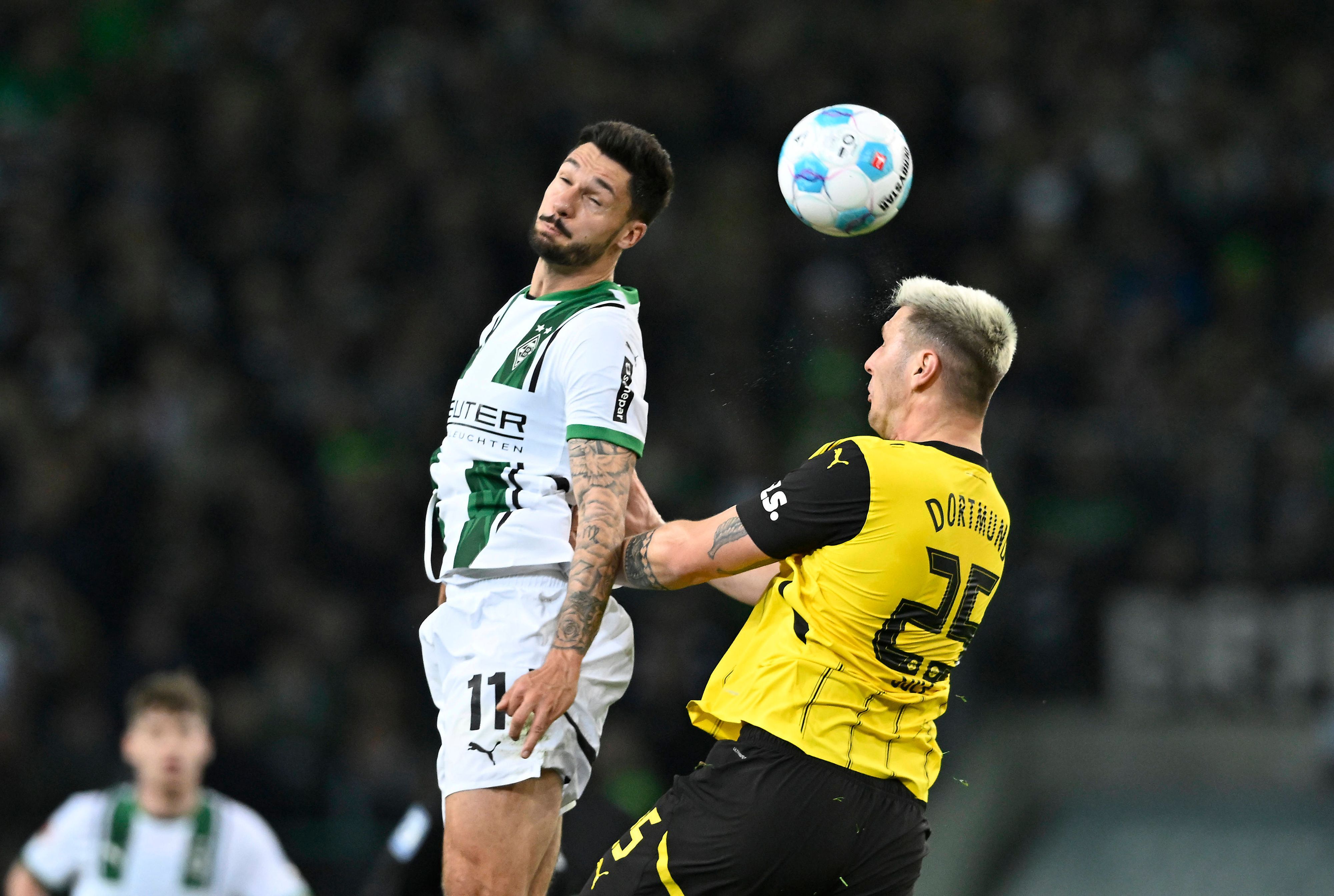 Borussia Mönchengladbachs Tim Kleindienst und Borussia Dortmunds Niklas Süle kämpfen im Kopfballduell um den Ball.