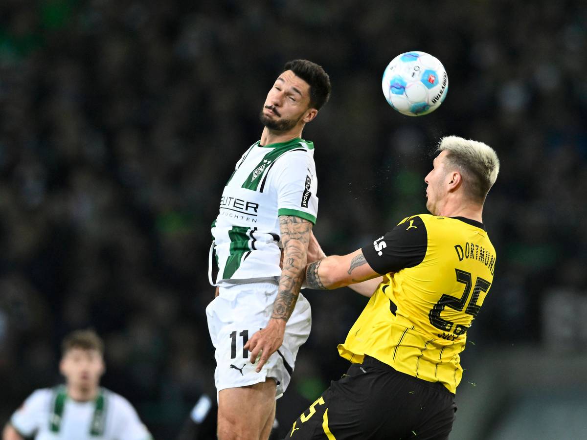 Borussia Mönchengladbachs Tim Kleindienst und Borussia Dortmunds Niklas Süle kämpfen im Kopfballduell um den Ball.