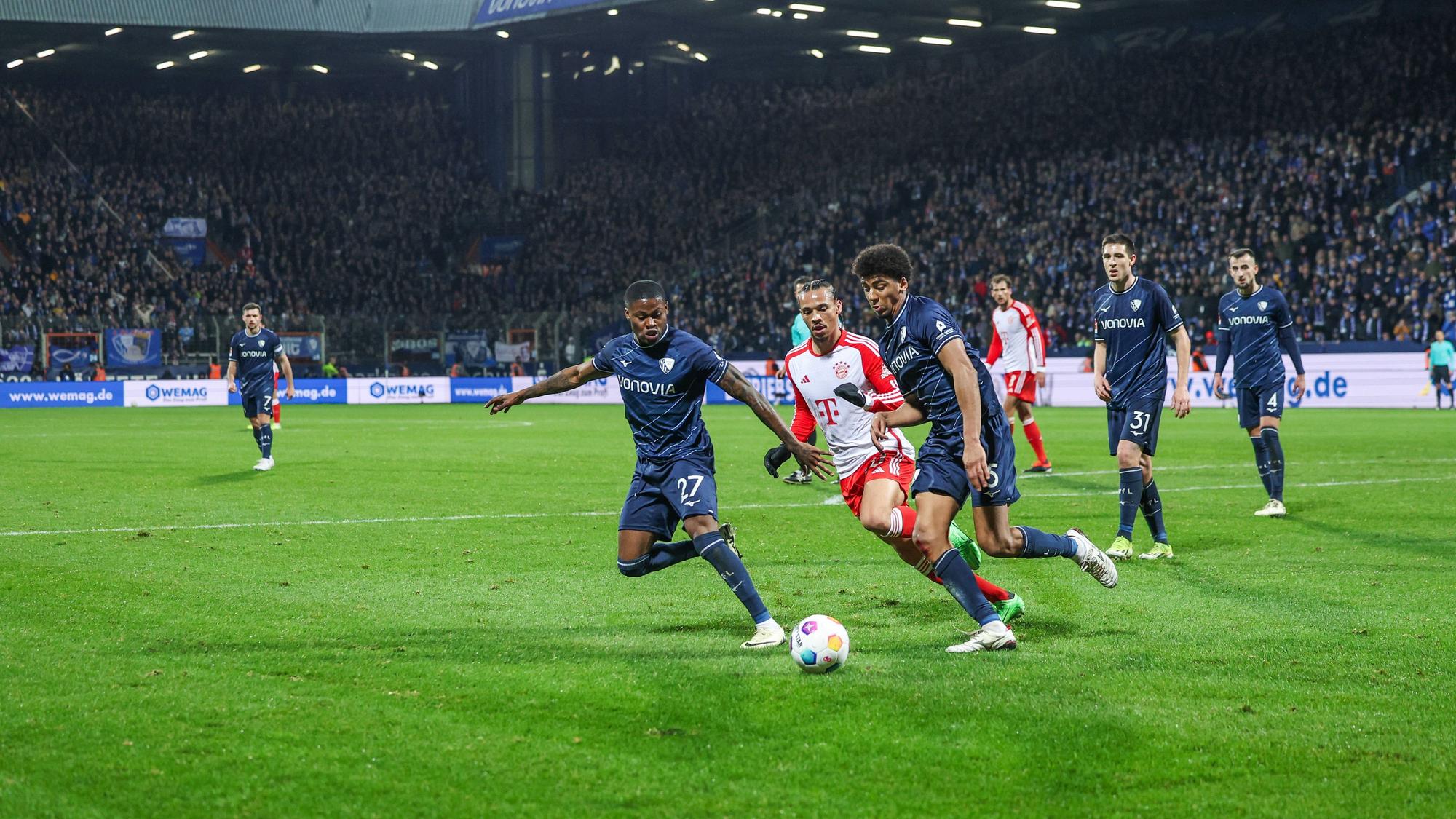 Zwei Bochum-Spieler behaupten den Ball gegen Leroy Sané.